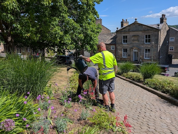 Pflege der Blumenbeete von Lancaster Castle 
