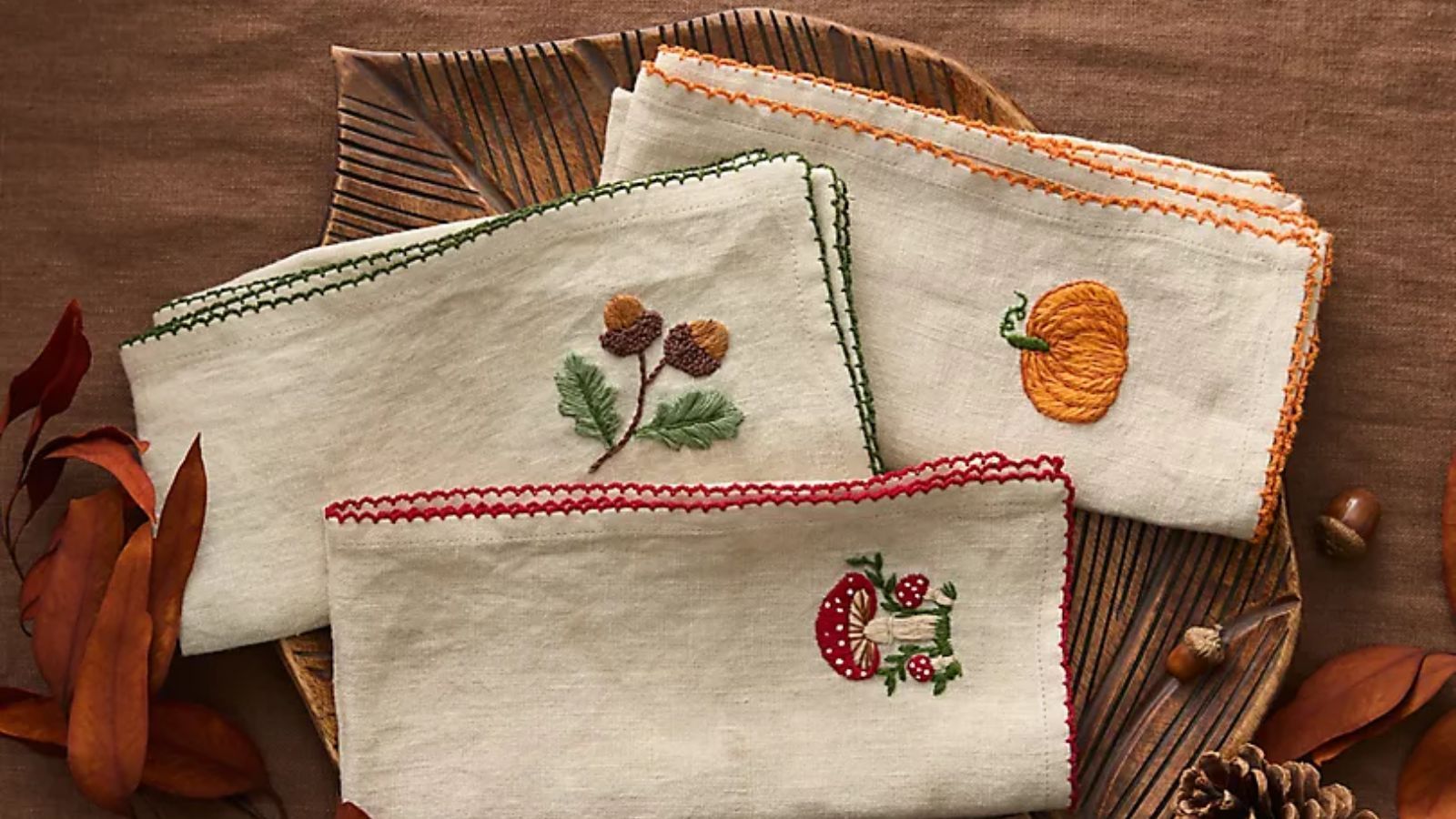 Das Thanksgiving-Geschirr von Anthropologie verzichtet auf vorübergehende Trends für Erntefarben und unerwartet traditionelle Motive – es wird auch in den kommenden Jahren immer noch stilvoll aussehen