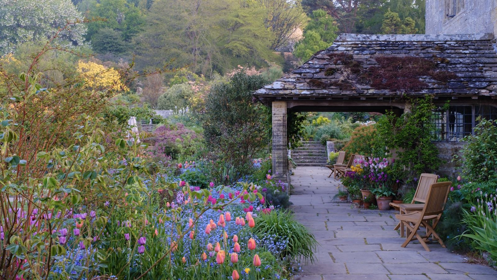 Gravetye Manor spring bulbs