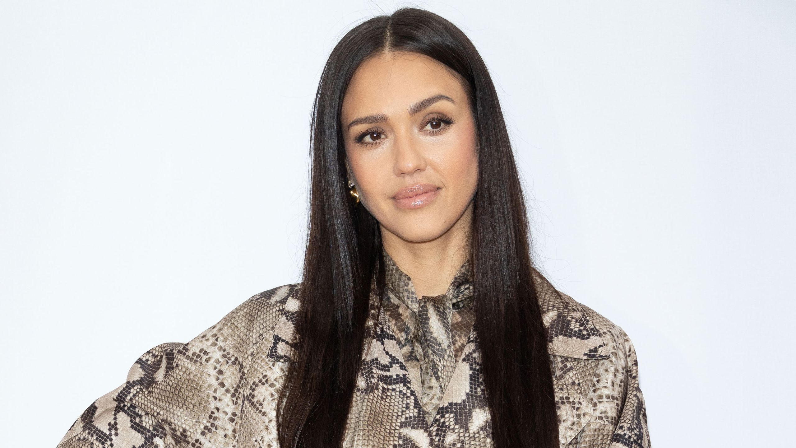 In Jessica Albas „Quiet Luxury“-Wohnzimmer werden sanfte Neutraltöne zu einer Leinwand für Ruhe, Wärme, raffinierten Glamour und ewigen Stil