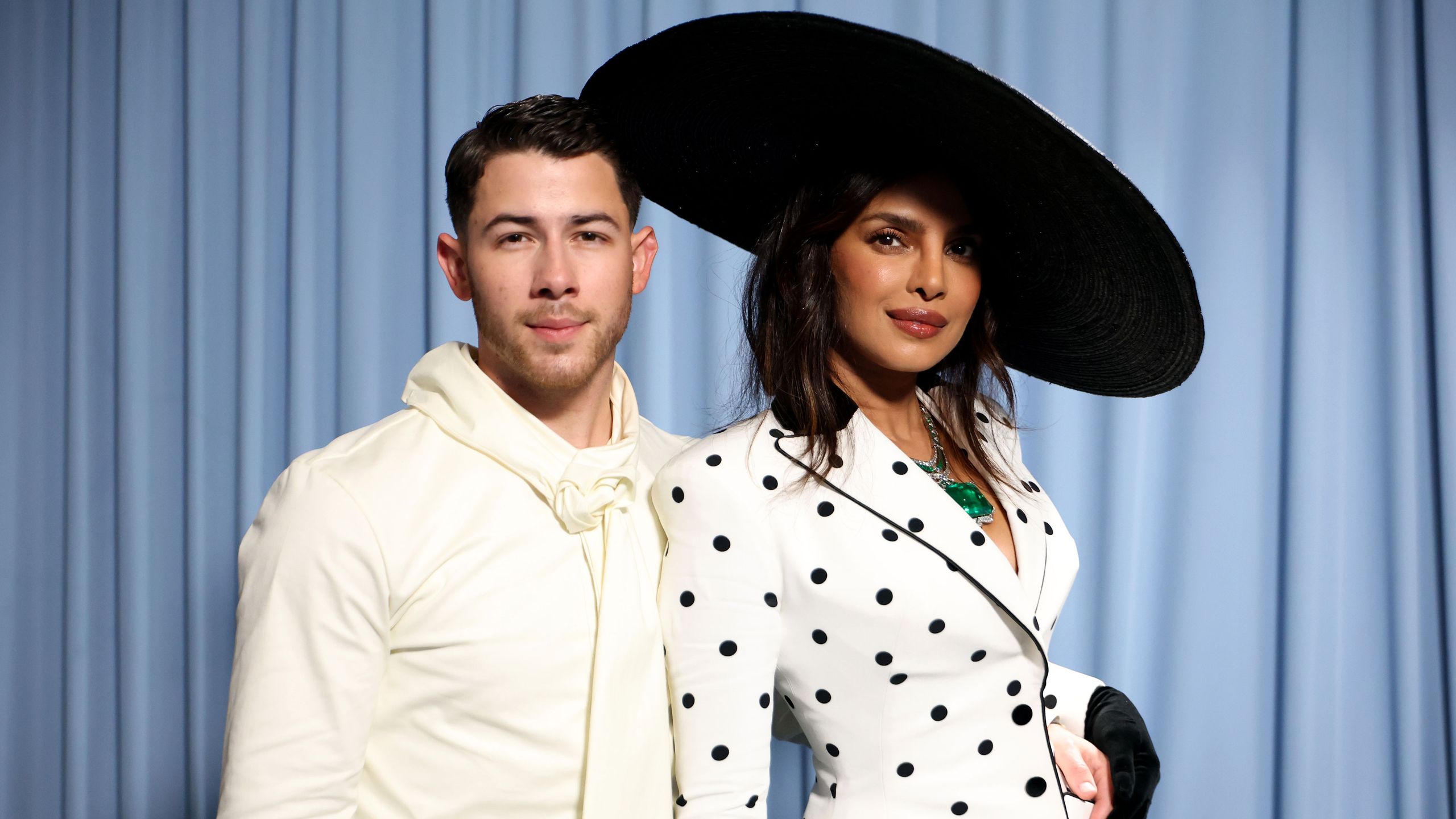 Der maximalistische Weihnachtsbaum von Nick Jonas und Priyanka Chopra beweist, dass „mehr mehr ist“, wenn es um die Weihnachtsdekoration geht – und es ist einfach, den Look im Jahr 2025 nachzubilden