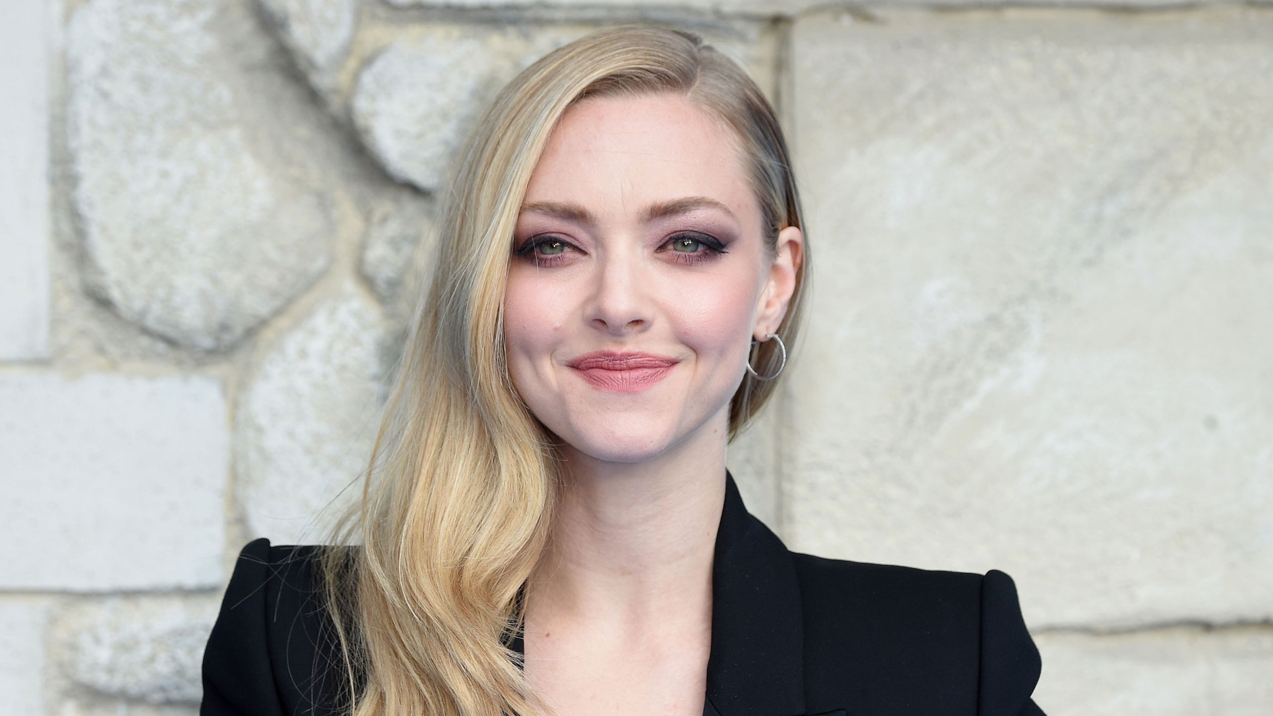 Ich dachte, es wäre zu früh, um von Gartenmöbeln zu träumen, aber Amanda Seyfrieds Rattanmöbel haben mich vom Gegenteil überzeugt