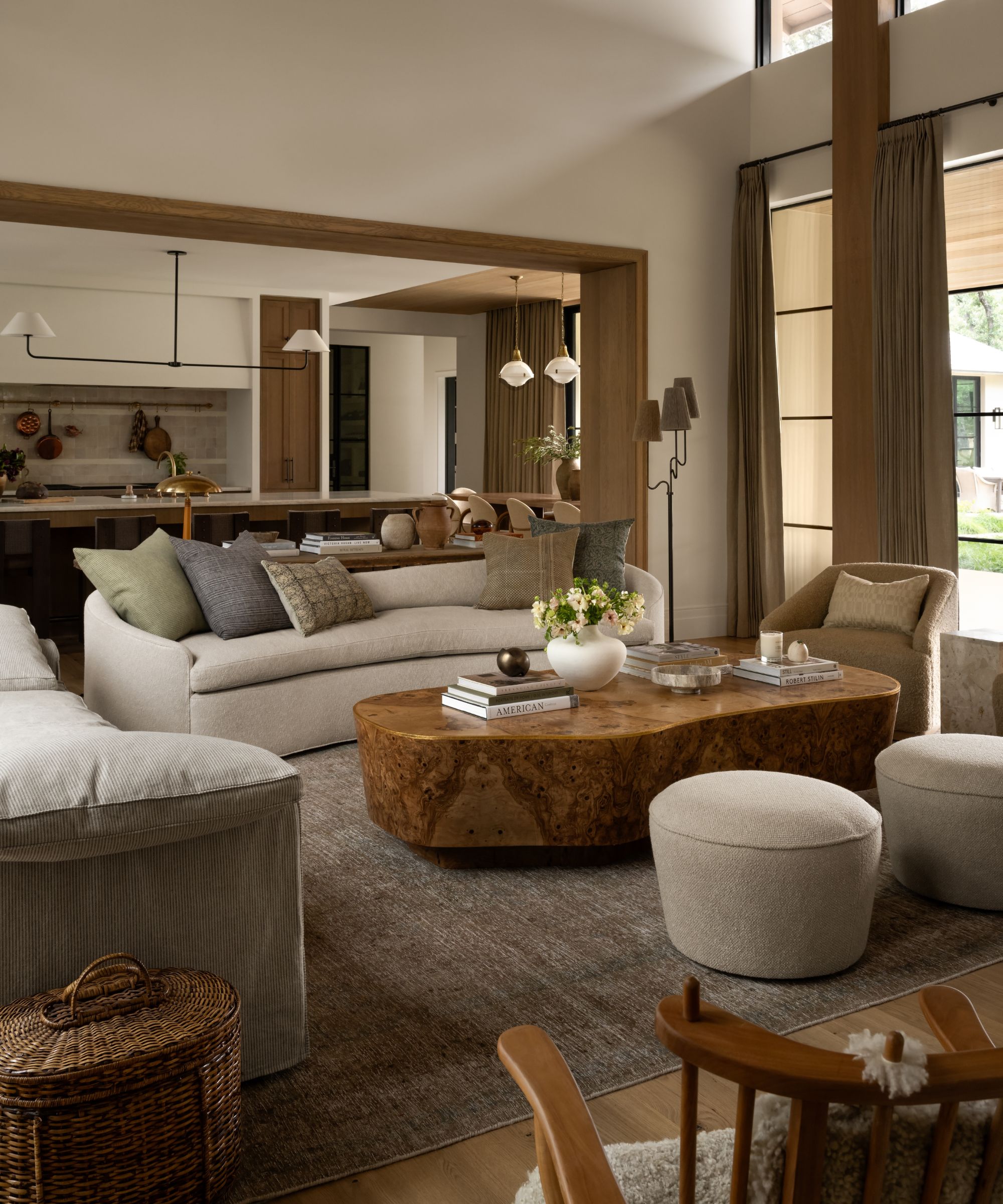 Studio McGee's The Oaks Project-Serie mit Bildern moderner, rustikaler Bauernhaus-Wohnzimmer