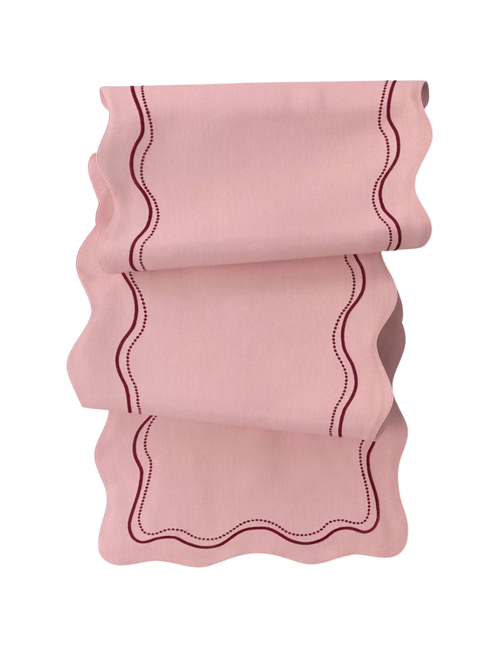 Gestickter Tischläufer mit Muschelmuster