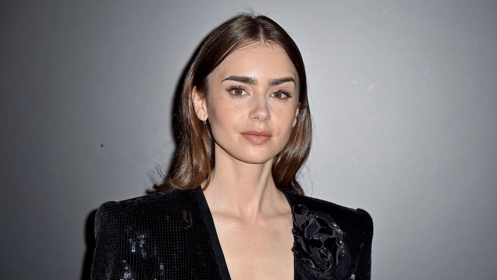 Lily Collins auf grauem Hintergrund