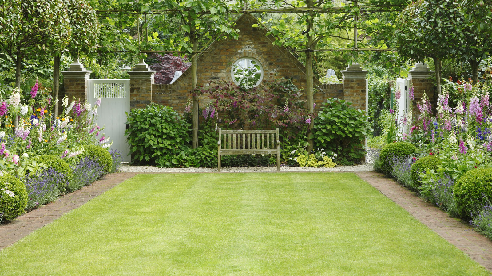 Rasen mit Blumenbeeten