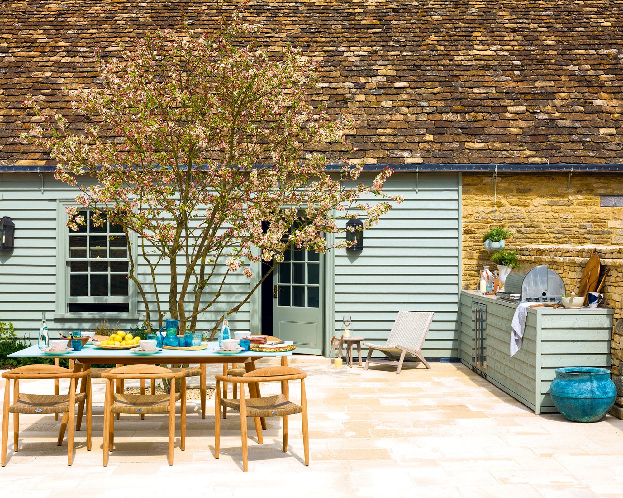 IKEA hat mein kleines Hinterhofproblem mit einer cleveren Miniküche gelöst, die gleichzeitig als Blumenbank dient – ​​sie ist kompakt, stilvoll und funktional