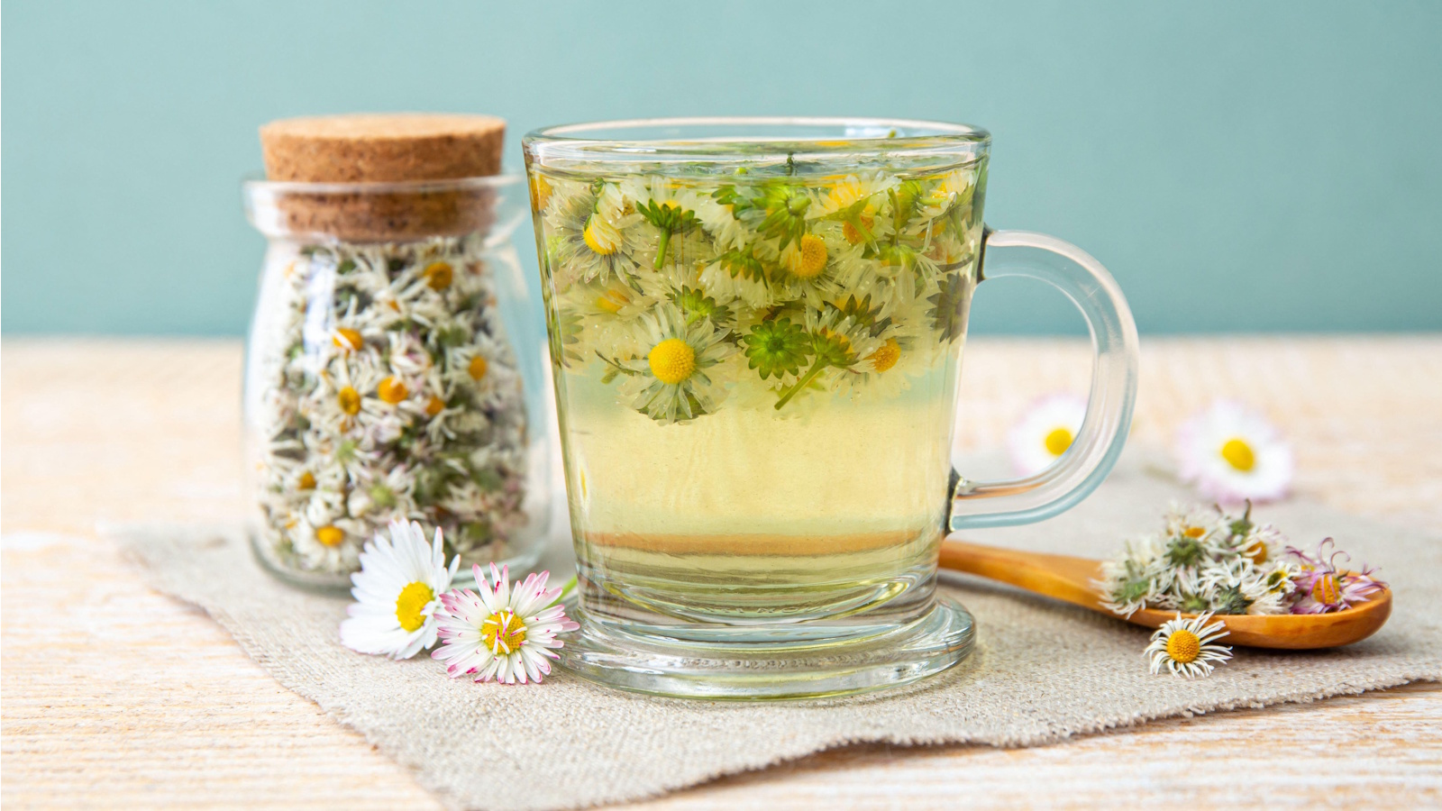 Kamillentee in einer klaren Tasse