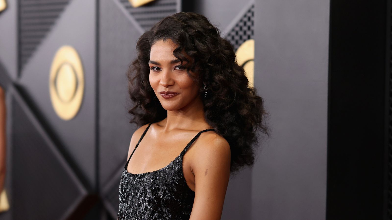 Olivia Dean auf schwarzem Hintergrund