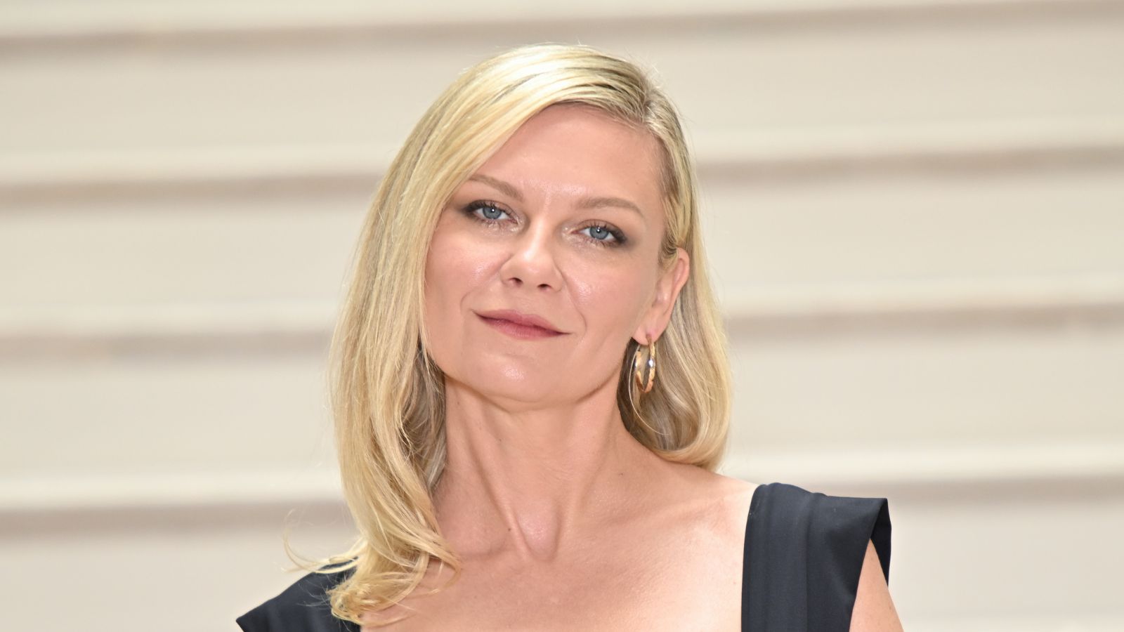 Kirsten Dunst auf einem schlichten Hintergrund
