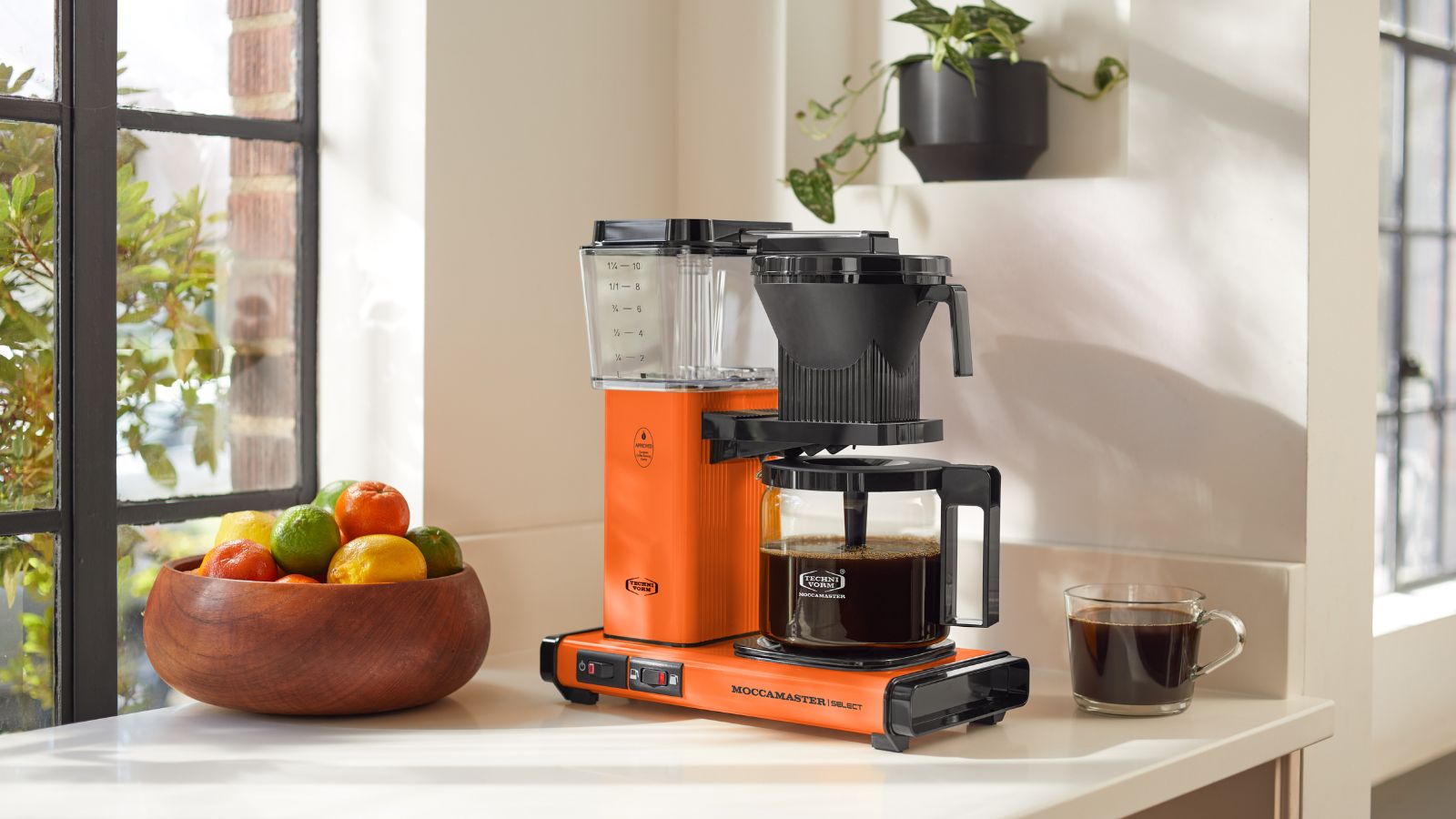 Eine der besten Filterkaffeemaschinen, die Moccamaster KGBV select in Orange
