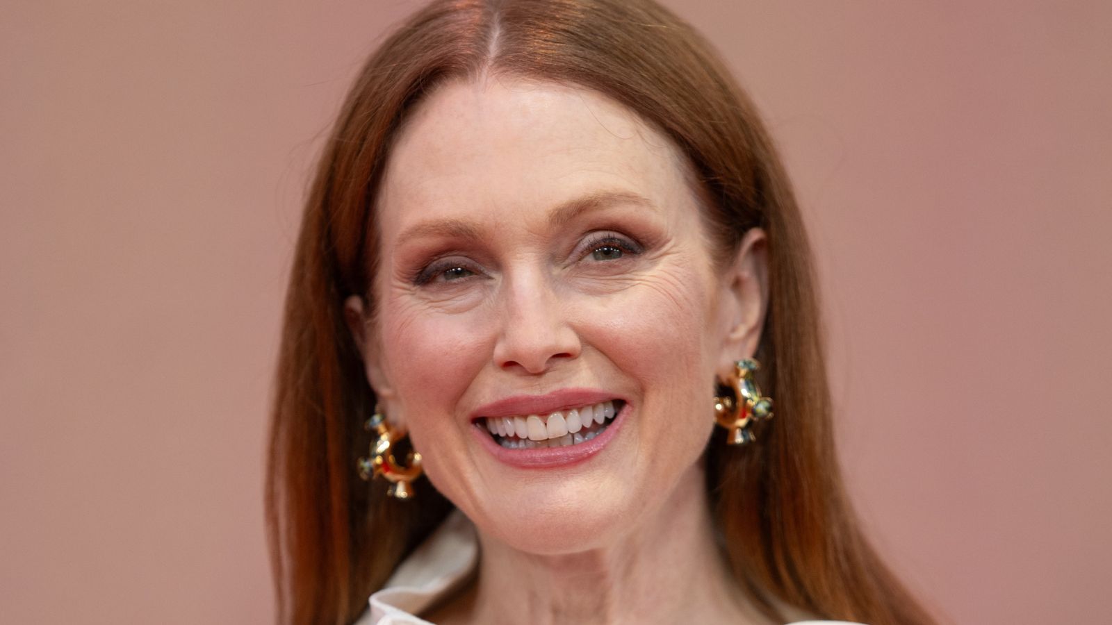 Julianne Moore auf einem rosa Hintergrund