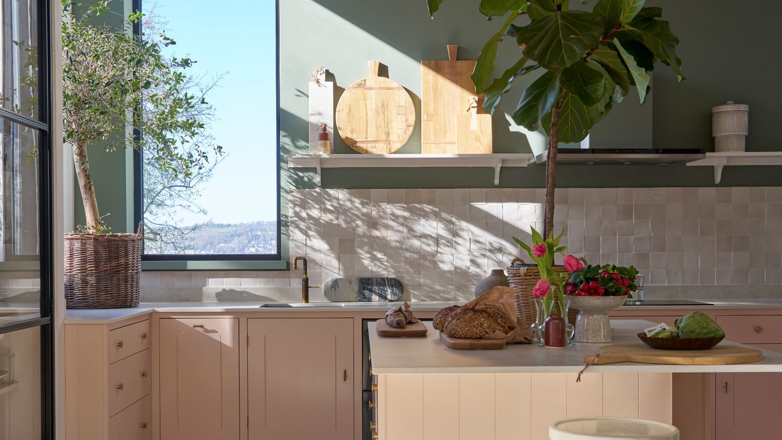 Rosa, grüne und weiße Küche in Farrow & Balls neues flaches Eierschalen-Finish