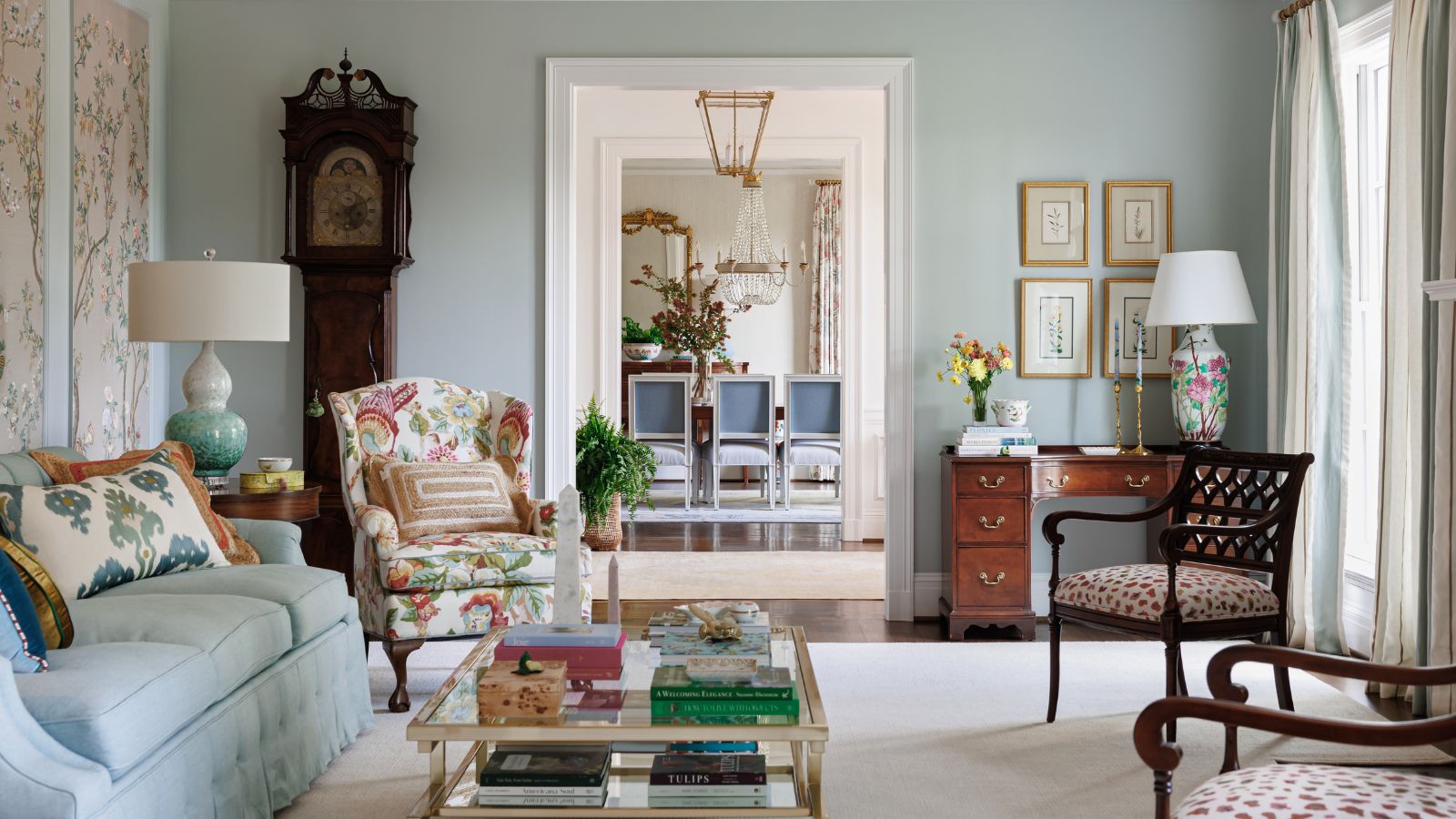 Zarte Blautöne sind eine tolle Möglichkeit, einem Wohnzimmer mehr Farbe zu verleihen und gleichzeitig eine entspannte und gemütliche Atmosphäre zu bewahren. 