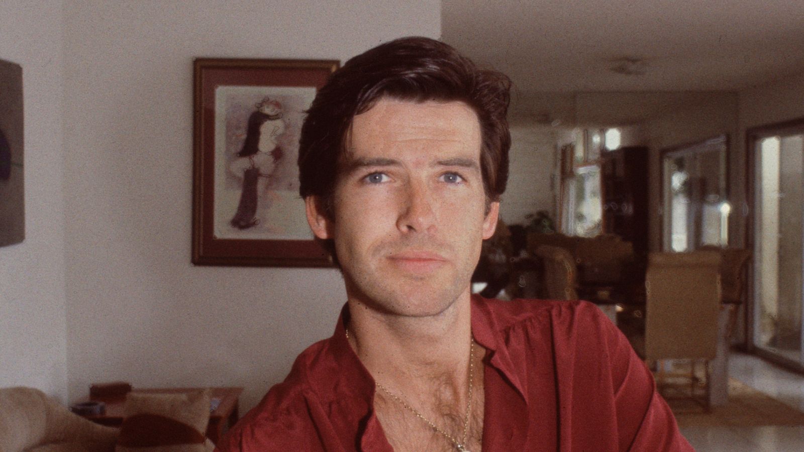 Pierce Brosnan in seinem 80er-Jahre-Wohnzimmer