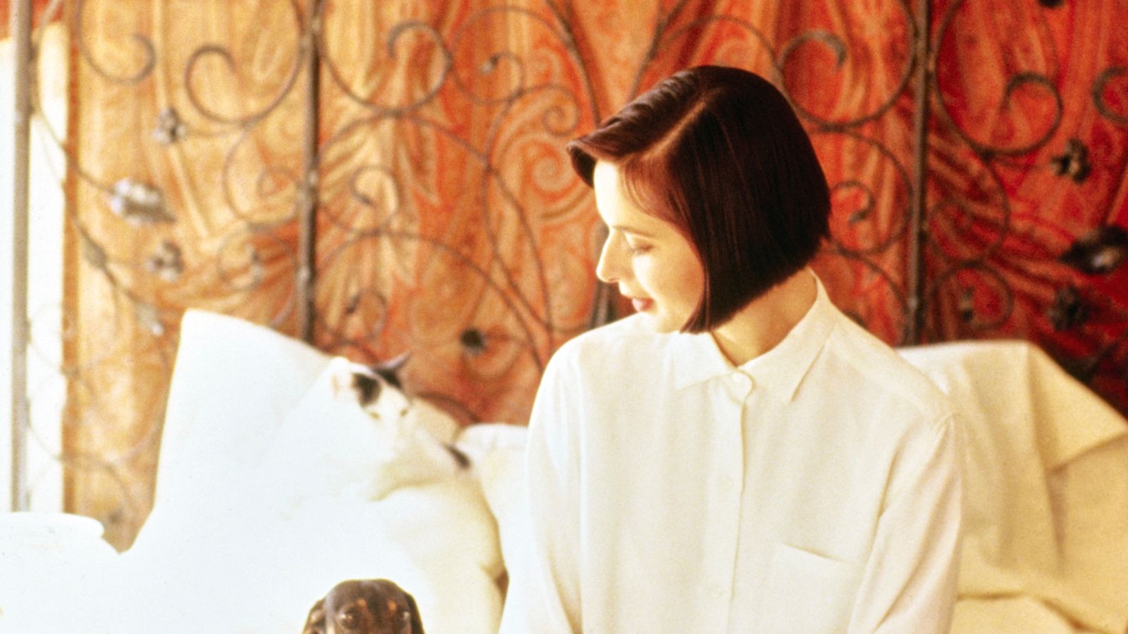 Isabella Rossellini auf ihrem Bett