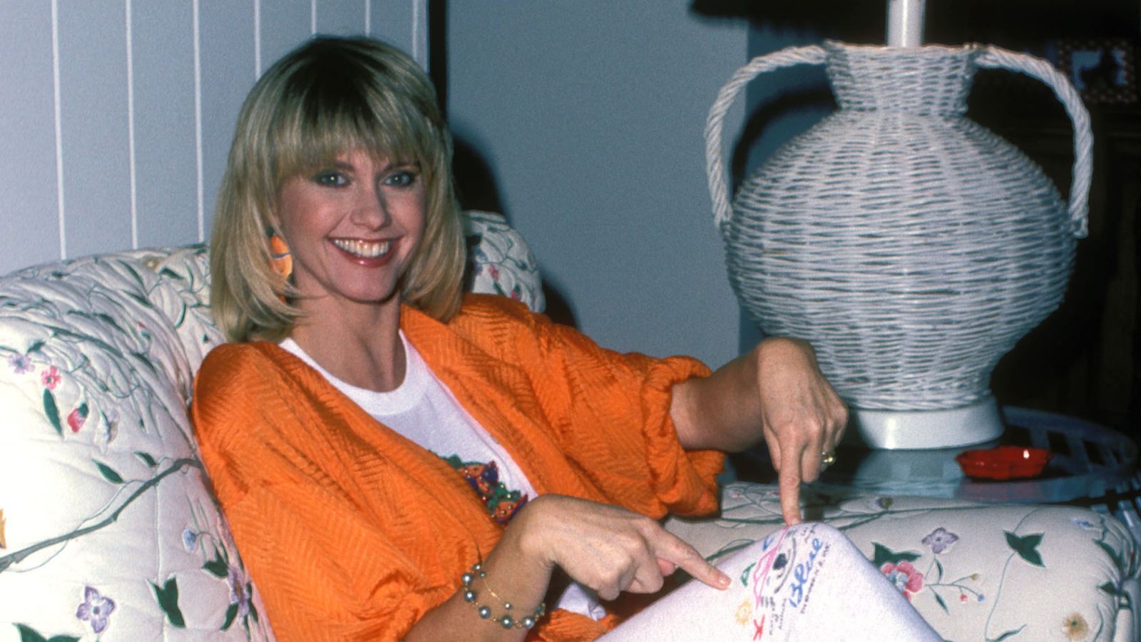Olivia Newton John in ihrem Wohnzimmer in den 2000er Jahren