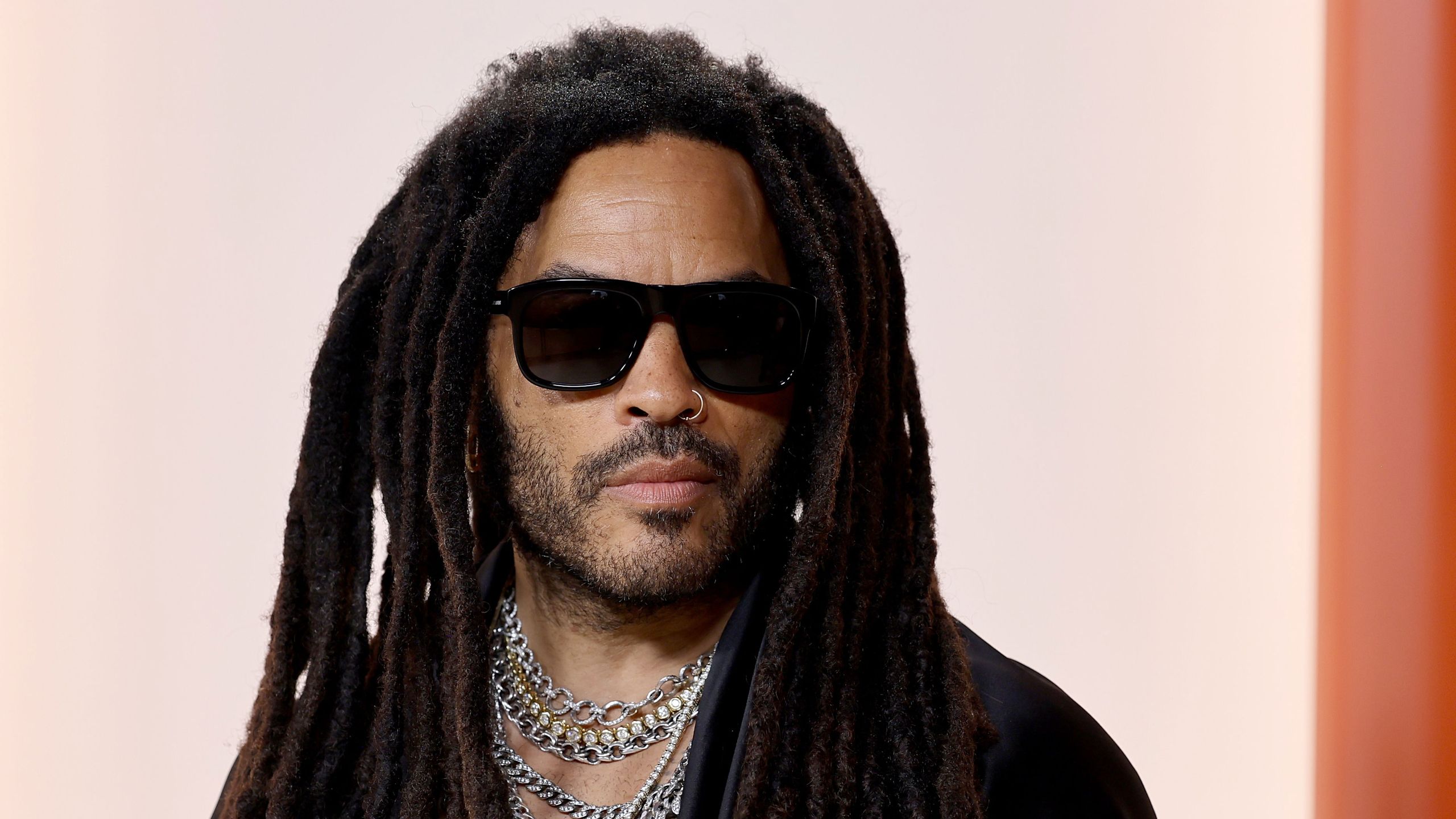 Designer sind sich einig, dass Lenny Kravitz‘ cleverer Teppich-Layering-Trick die einfachste Möglichkeit ist, einem Wohnzimmer Tiefe, Definition und Interesse zu verleihen