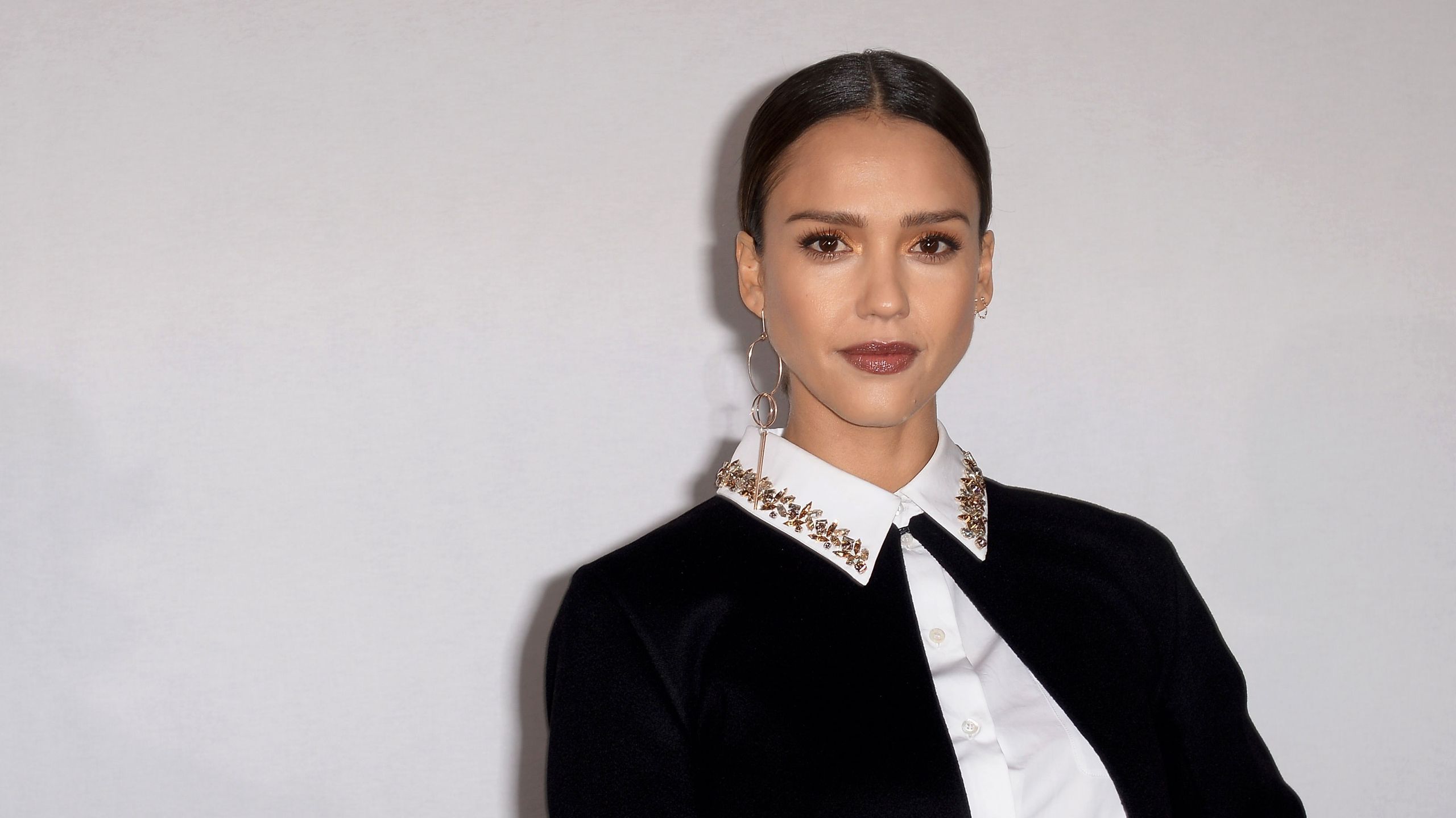 Jessica Alba hat die perfekte, vom Designer anerkannte Formel für ein modernes, organisches Esszimmer – sie vereint eleganten zeitgenössischen Stil und zeitlose Eleganz