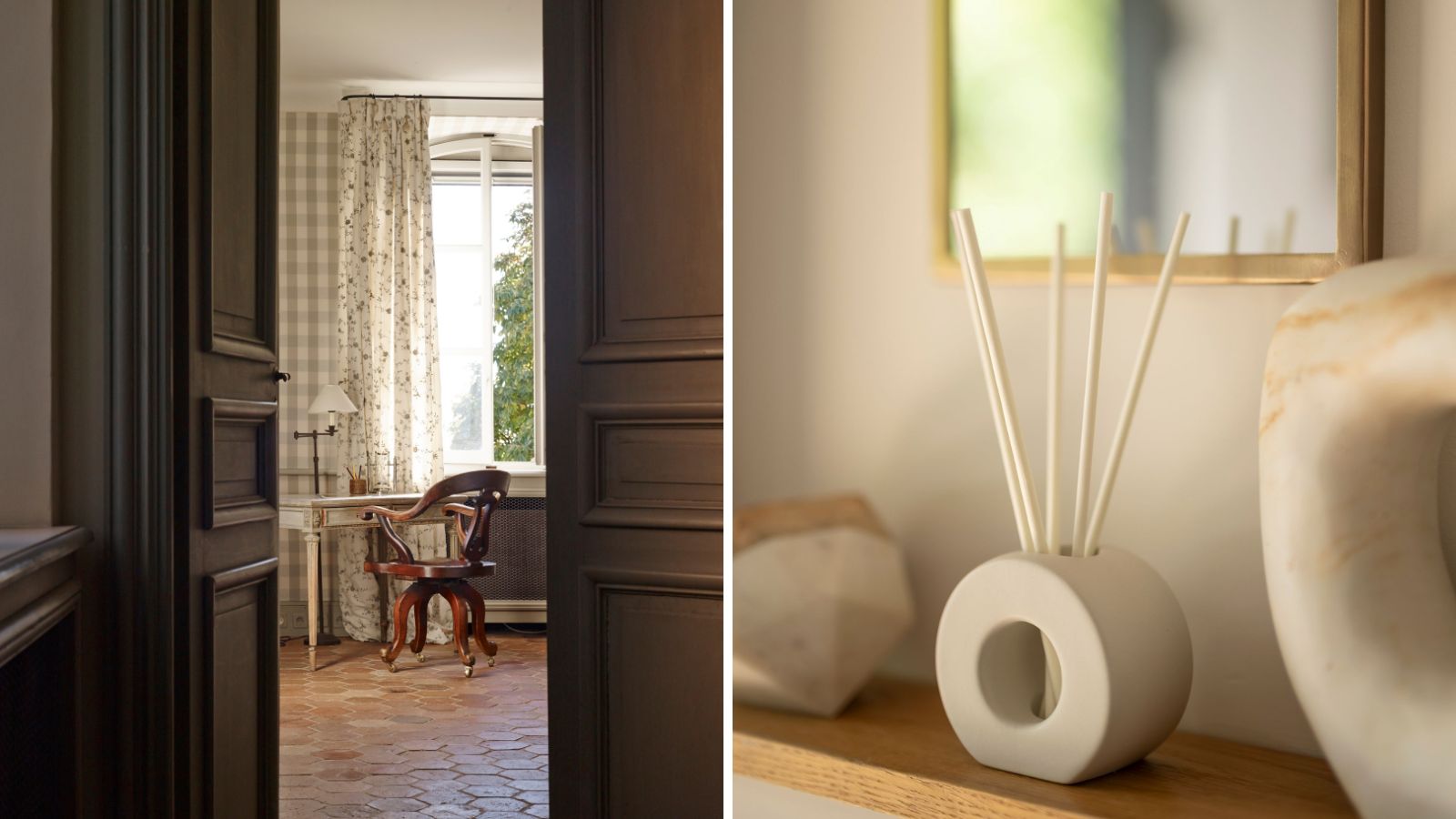 Ein geteiltes Kopfbild einer offenen Tür zu einem geräumigen Büro mit offenem Fenster, weißen Blumenvorhängen, einem weißen Schreibtisch, einem hölzernen Schreibtischstuhl und Fliesenboden sowie dem ScentAir-Rohrdiffusor auf einem Regal zwischen Vasen und einem goldgerahmten Spiegel darüber