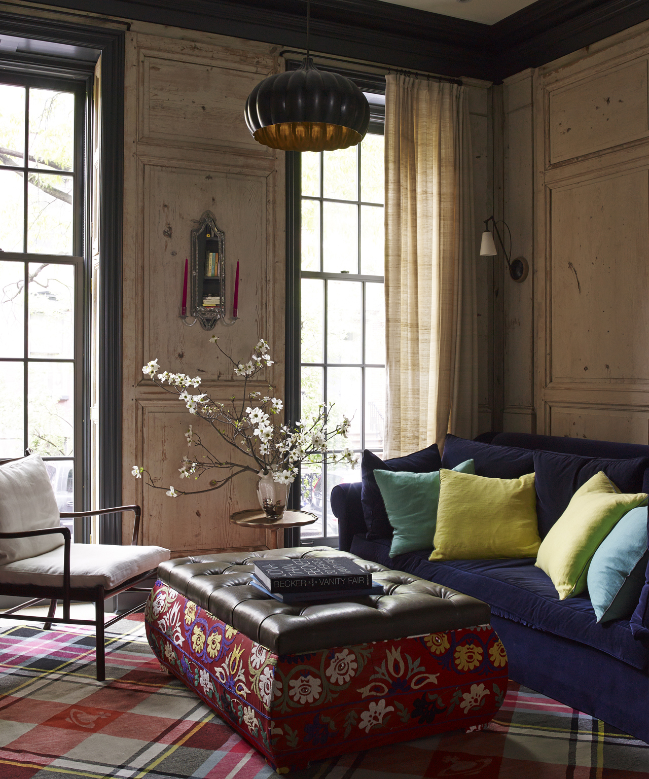 Wohnzimmer mit Boiserie-Paneelen und gemusterter Ottomane