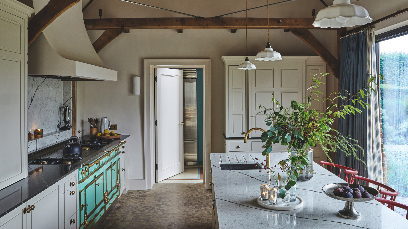 eine rustikale Küche in neutraler Farbgebung