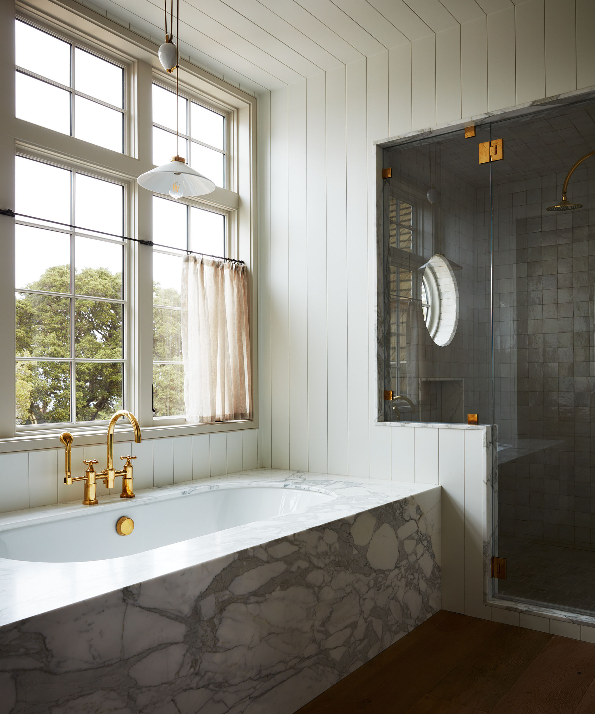 Marmorbad in einem hellweißen Badezimmer