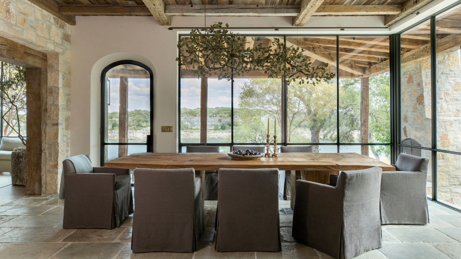 Ein neutrales Esszimmer mit Fenstern für Wände und Holzbalken an der Decke