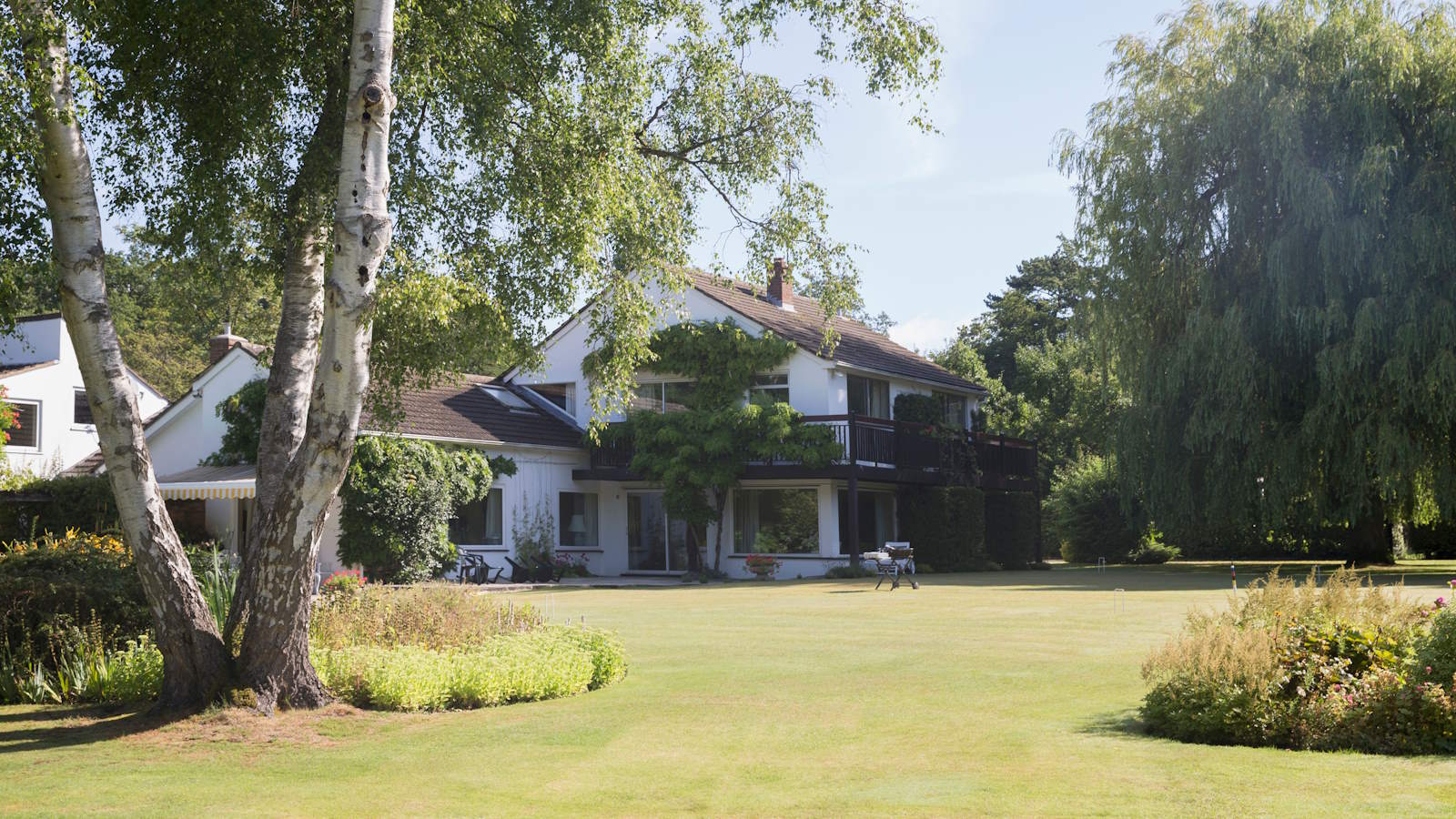Bäume im Hinterhof eines Hauses