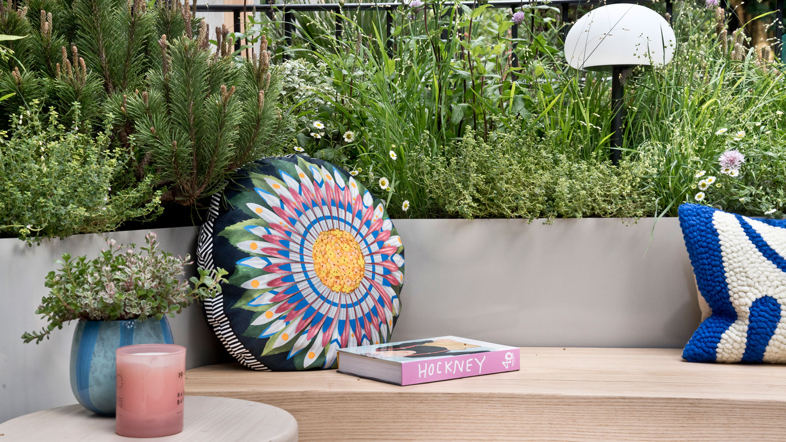 Hofgarten mit Sitzbank und Bepflanzung