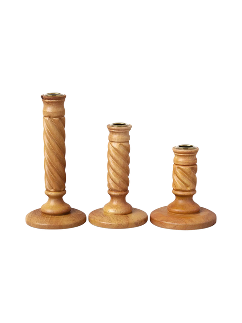 Set mit 3 spitz zulaufenden Kerzenhaltern aus Holz