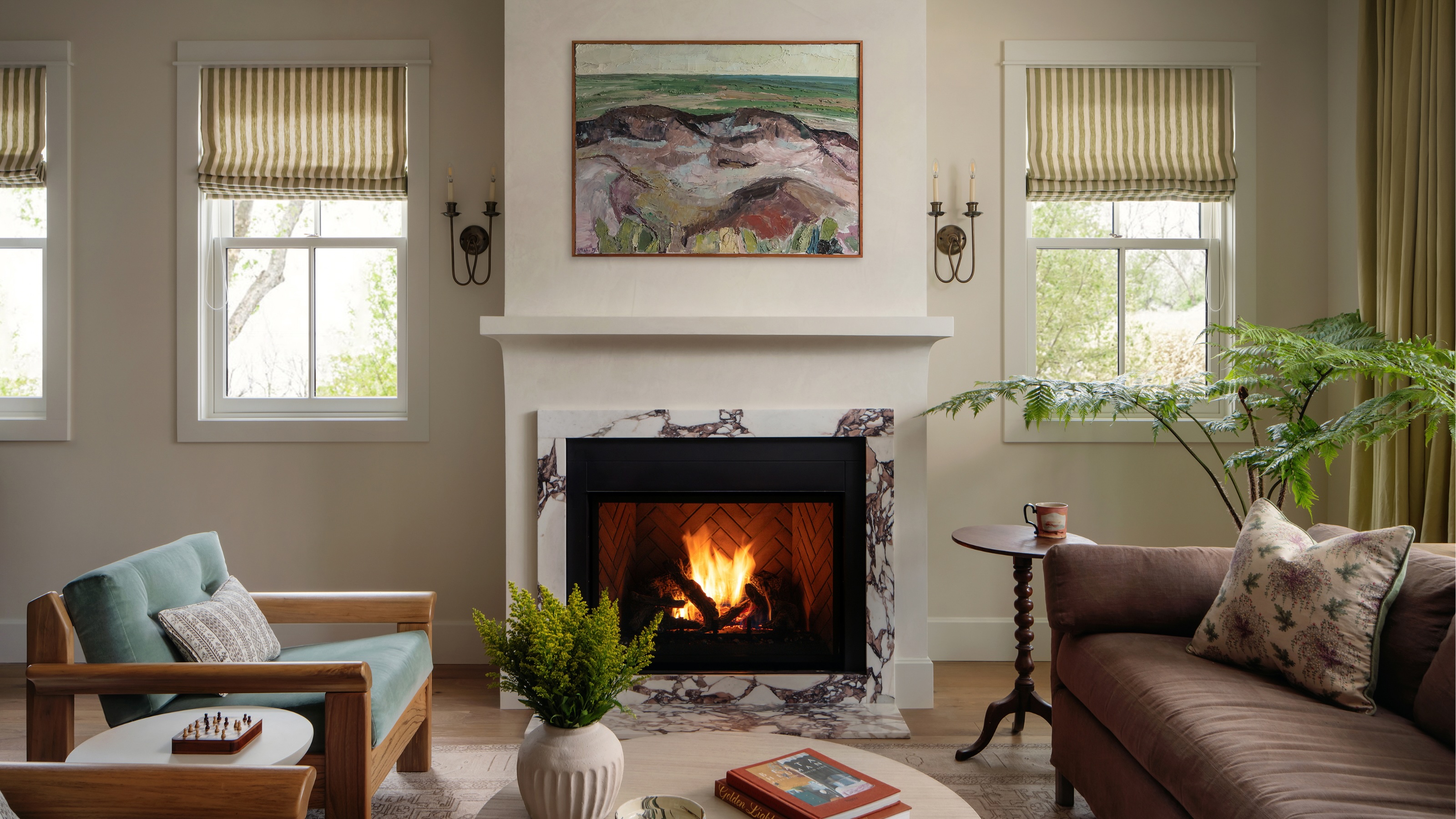 Modernes Bauernhaus-Wohnzimmer mit braunem Sofa und gestreiften Jalousien