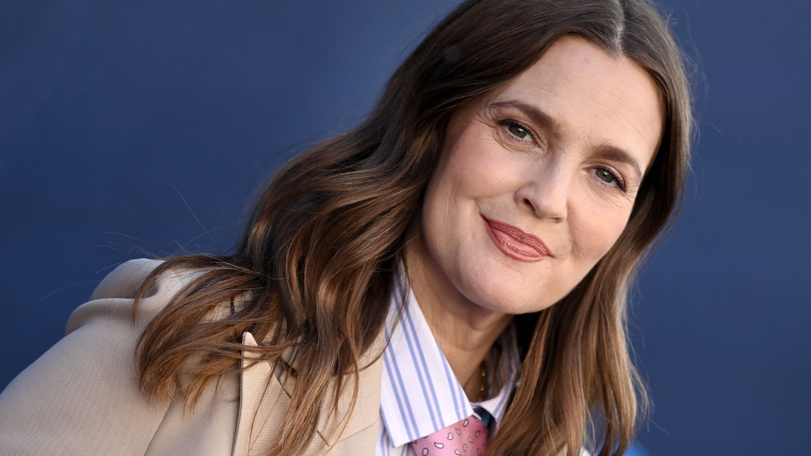 zeichnete Barrymore auf einem blauen Hintergrund