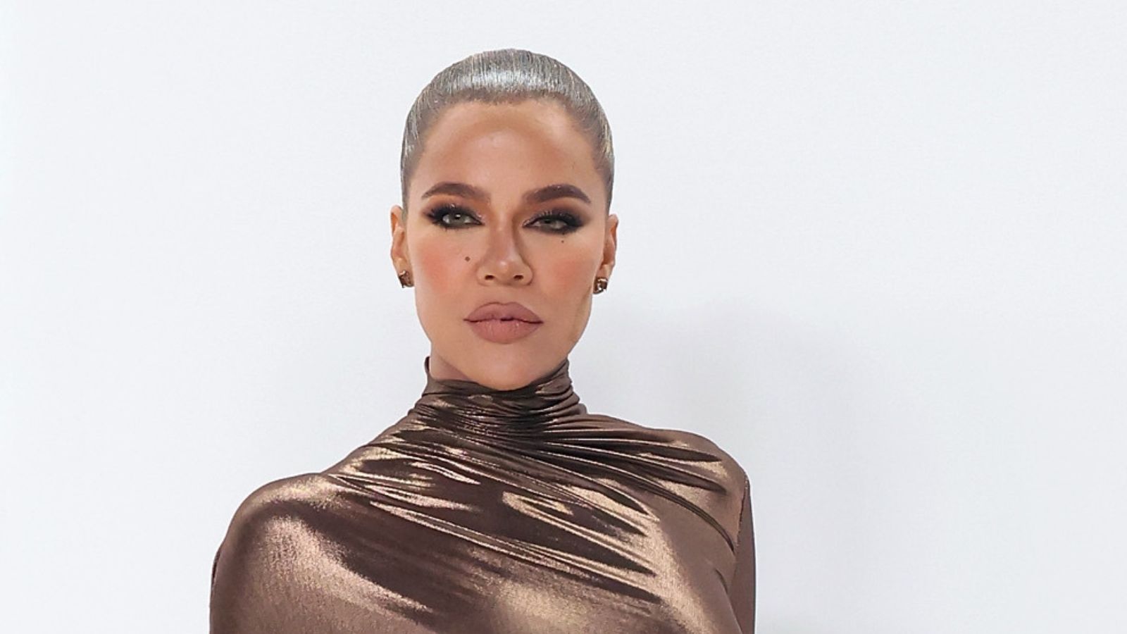 Khloe Kardashian auf weißem Hintergrund