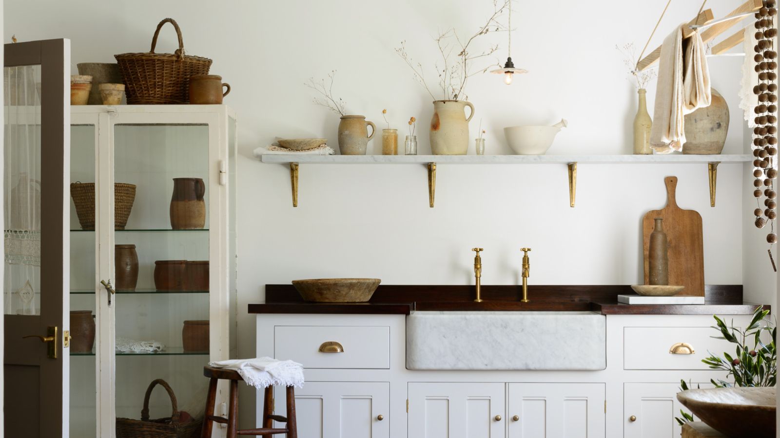 Hauswirtschaftsraum mit an der Decke montiertem Wäscheständer und offenen Regalen