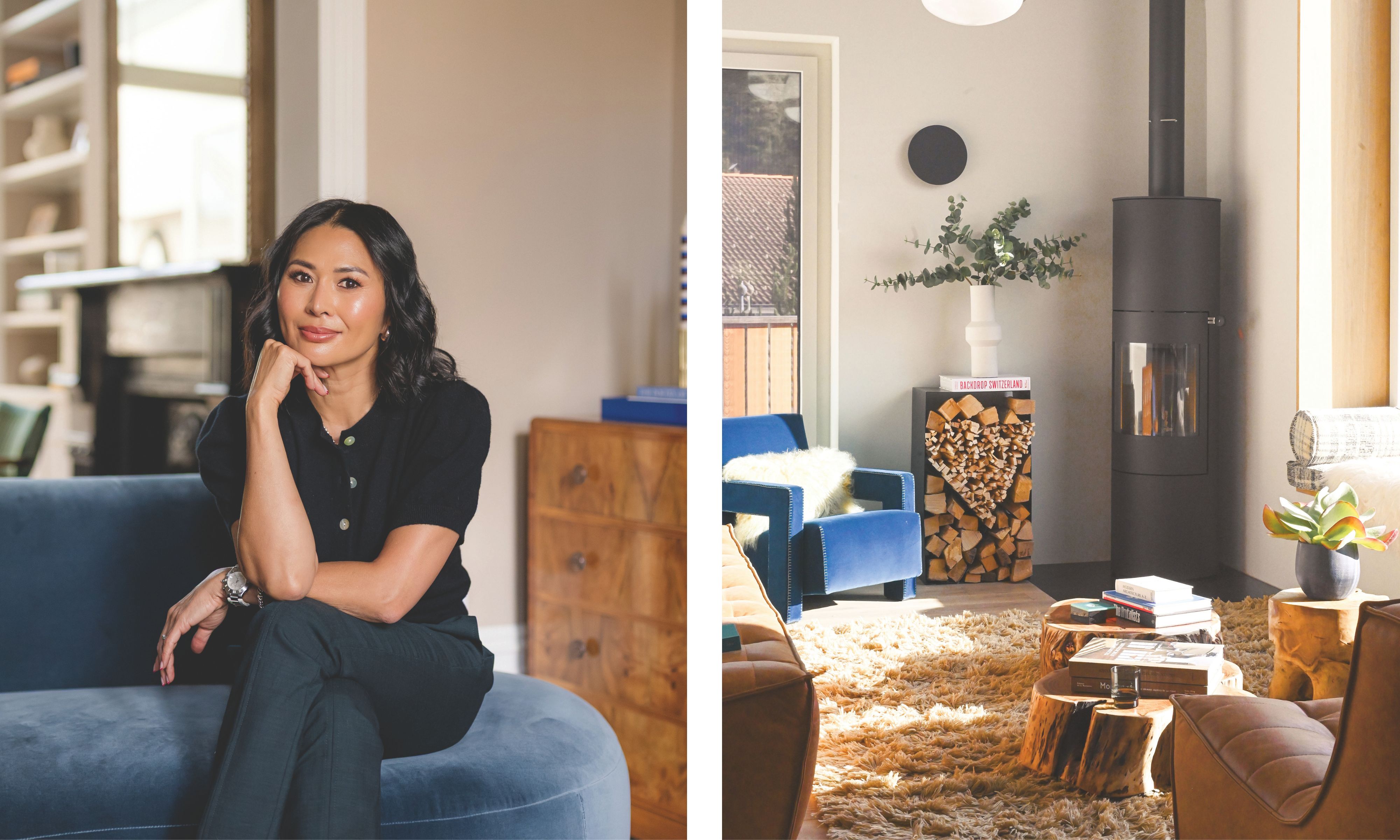 Eine nebeneinander liegende Komposition mit der Designerin Susan Chesney, die auf einem blauen Samtsofa neben einem sonnendurchfluteten Wohnzimmer mit modernem Kamin und rustikalen Holzakzenten sitzt