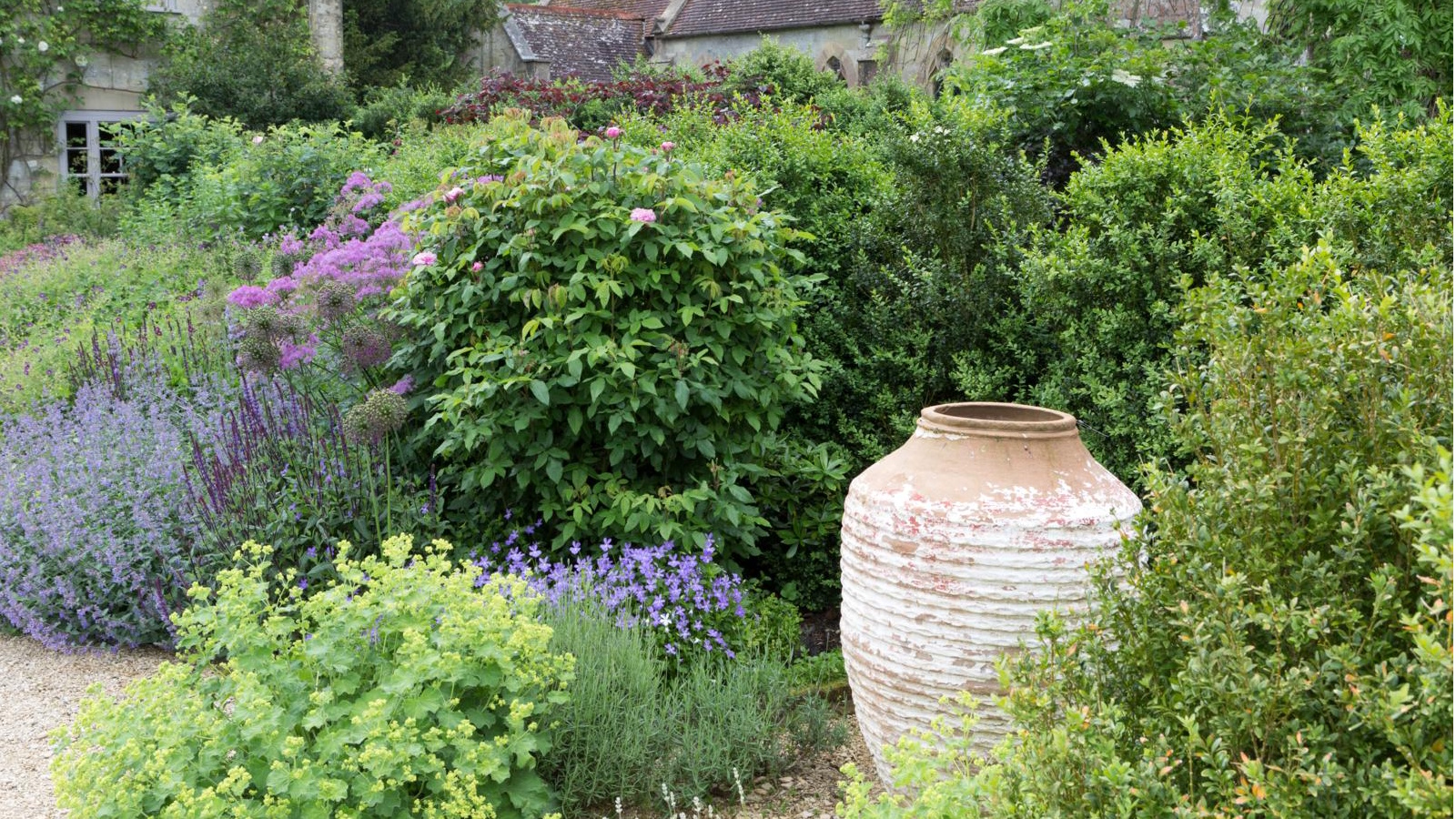 Wie man alte Pflanzgefäße im Garten wiederverwendet