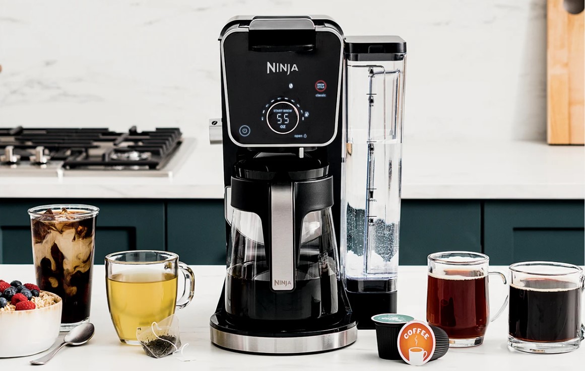 Ein Ninja DualBrew Pro auf einer Arbeitsplatte mit vier Tassen Kaffee und Tee