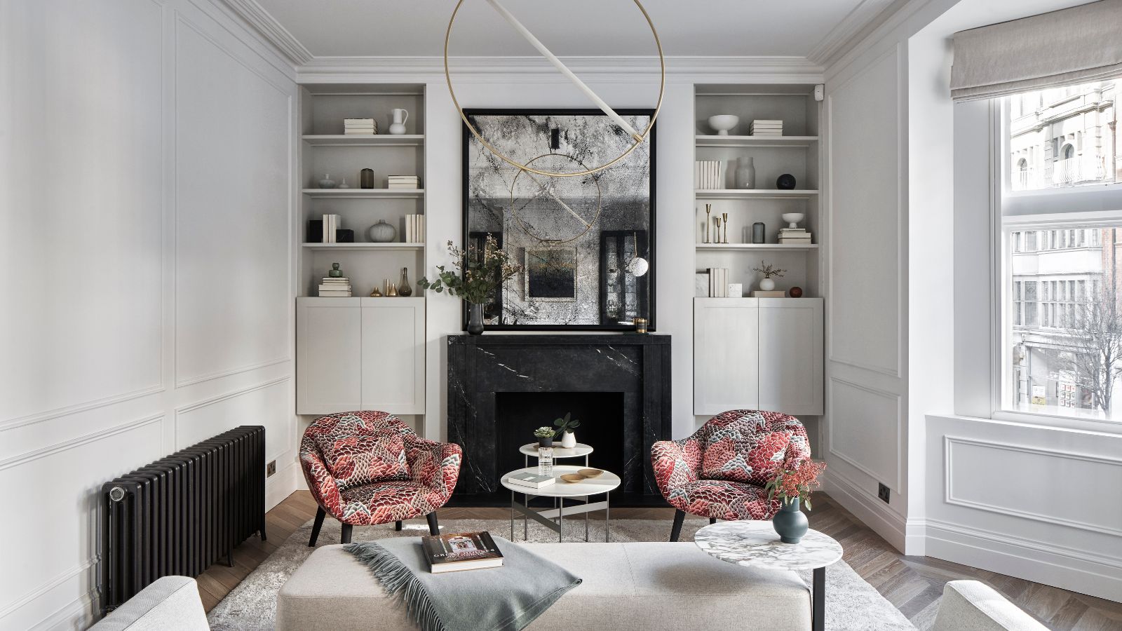 Schwarz-weißes Wohnzimmer mit rot gemusterten Stühlen