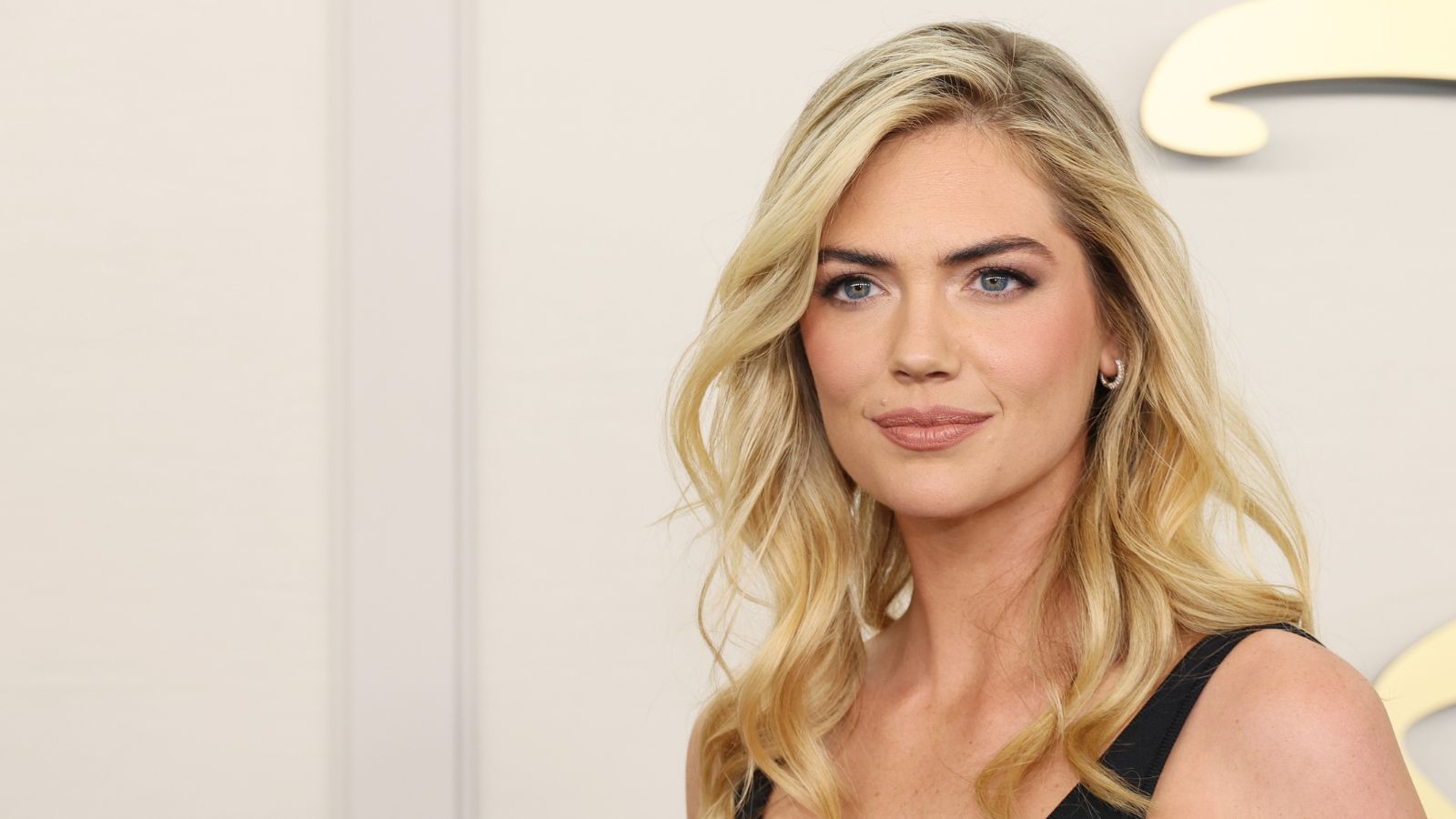 Kate Upton auf weißem Hintergrund