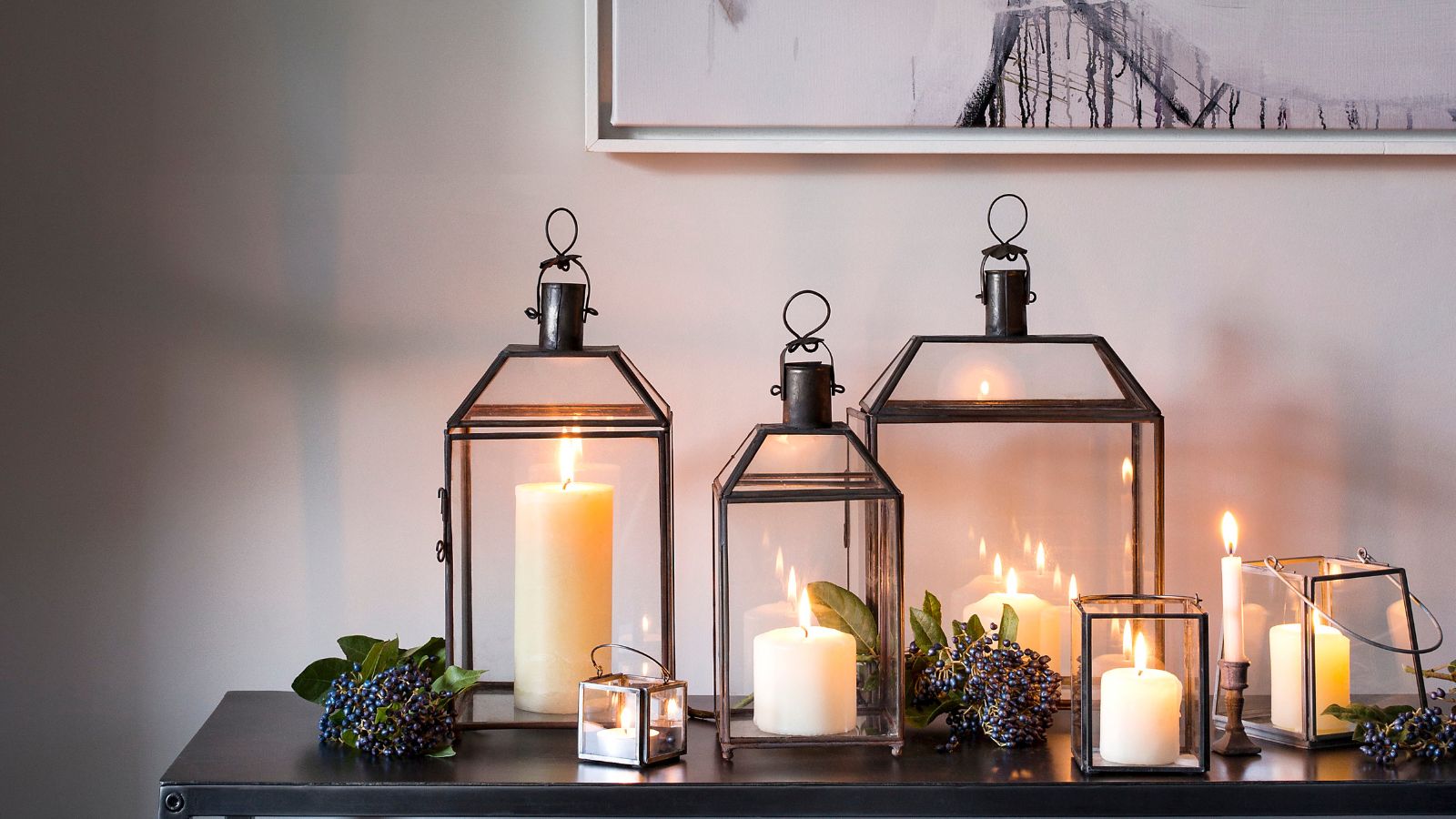 Stumpenkerzen in Glaslaternen mit schwarzem Rand