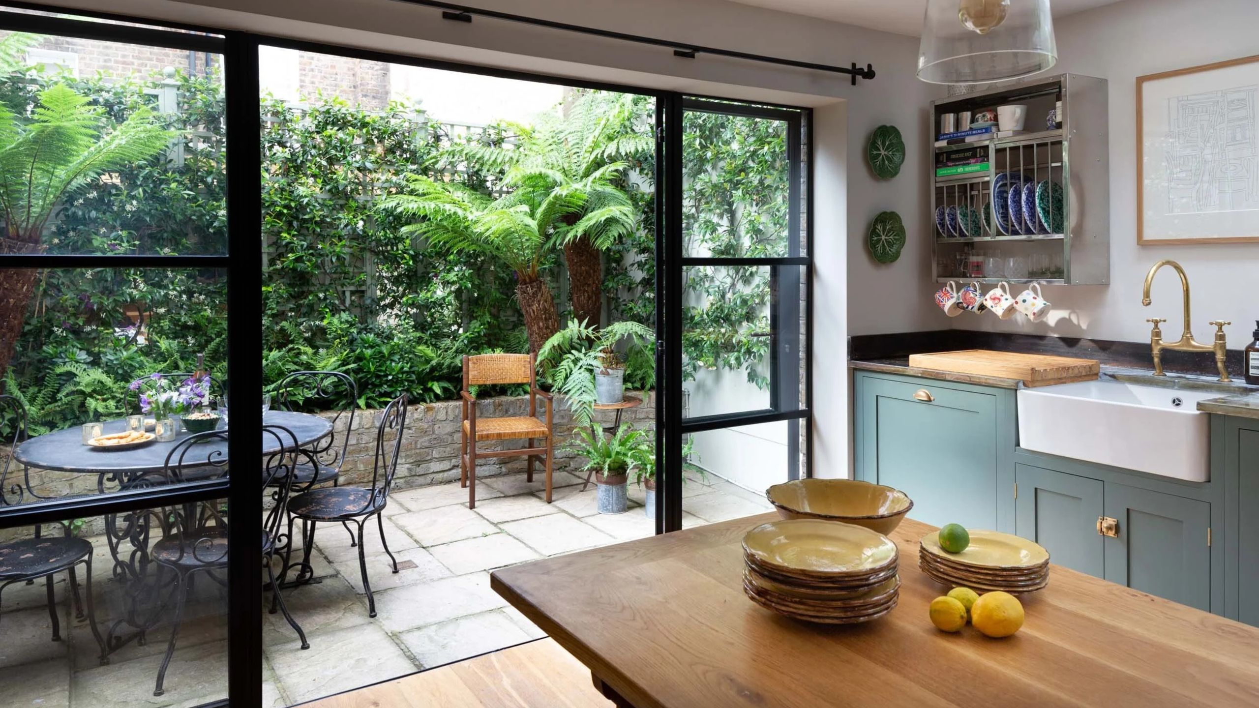 So verleihen Sie Ihrem neuen Hinterhof „sofort Geschichte“ – 6 Ideen, um Ihre Terrasse in einen englischen Rückzugsort auf dem Land zu verwandeln