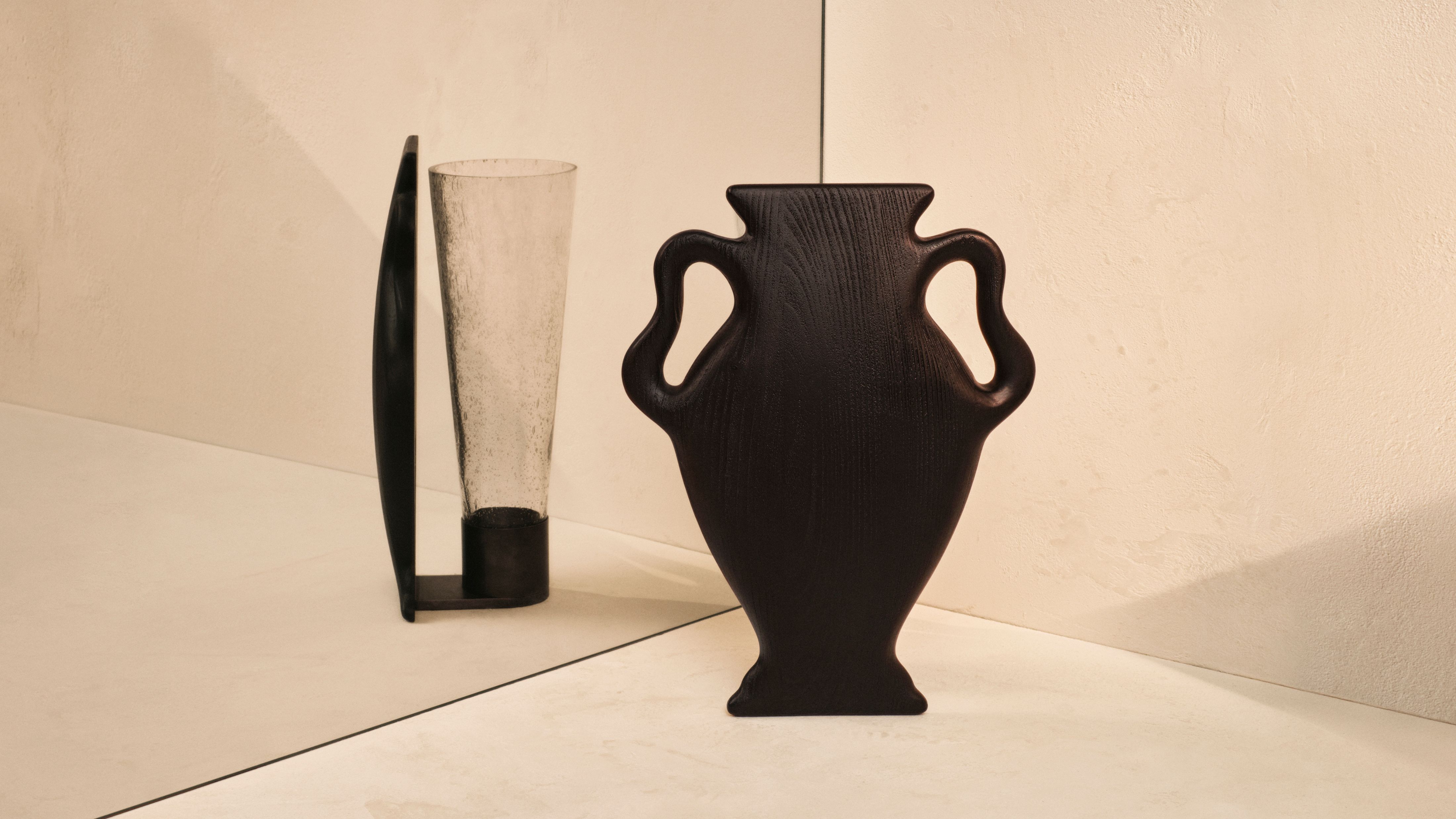Kelly Wearstler x H&M Home CURVA-Vase in einem neutralen Interieur abgebildet