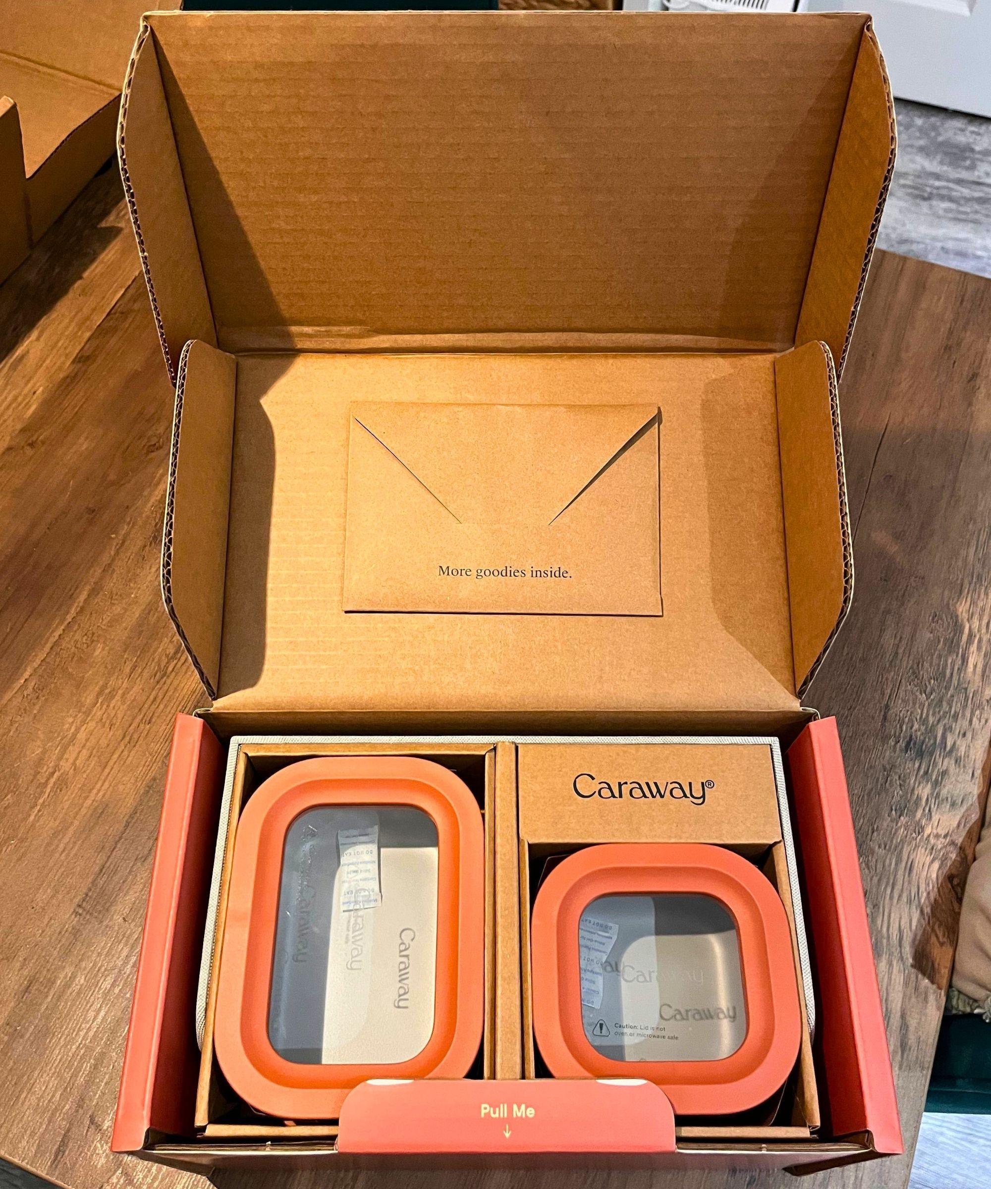 Ungiftiges Lebensmittelbehälter-Set mit Kümmel, so wie es für die Lieferung verpackt ist. Es besteht ausschließlich aus Pappe und ohne Plastik und ist sorgfältig verpackt, sodass es sich wie ein Premium-Kauf oder Geschenk anfühlt