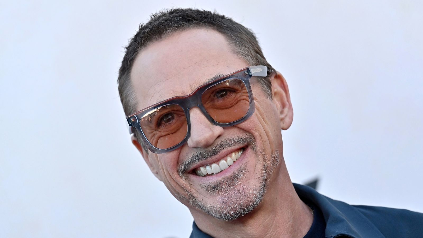 Robert Downey Jr. auf weißem Hintergrund