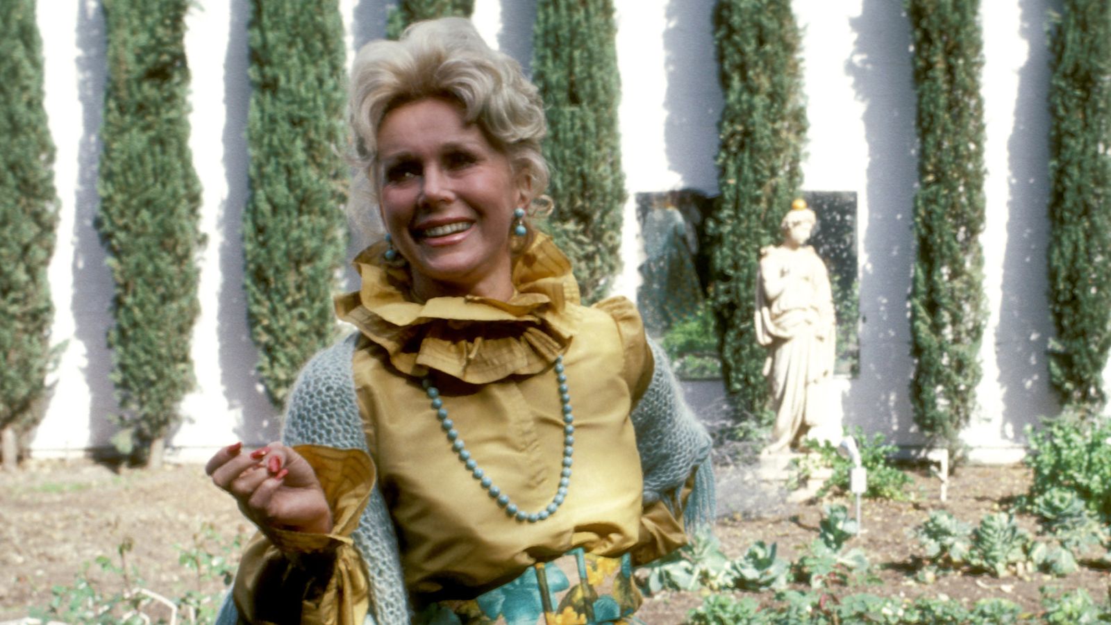 Eva Gabor in ihrem kalifornischen Garten