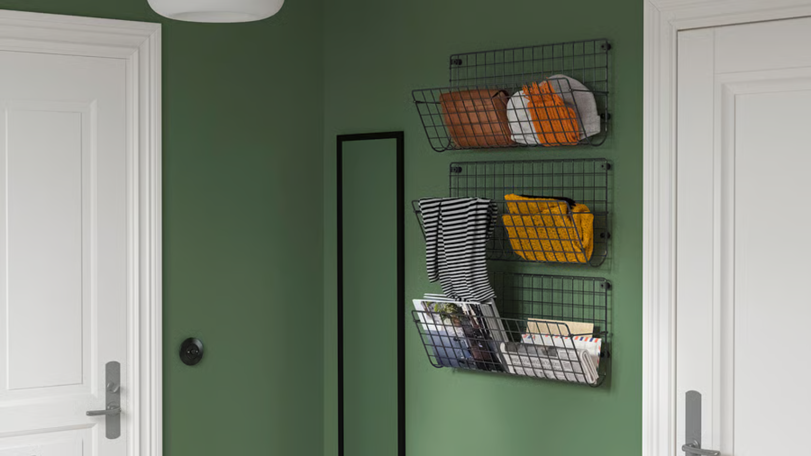 Drei Wandregale aus Metall hingen in einer Reihe