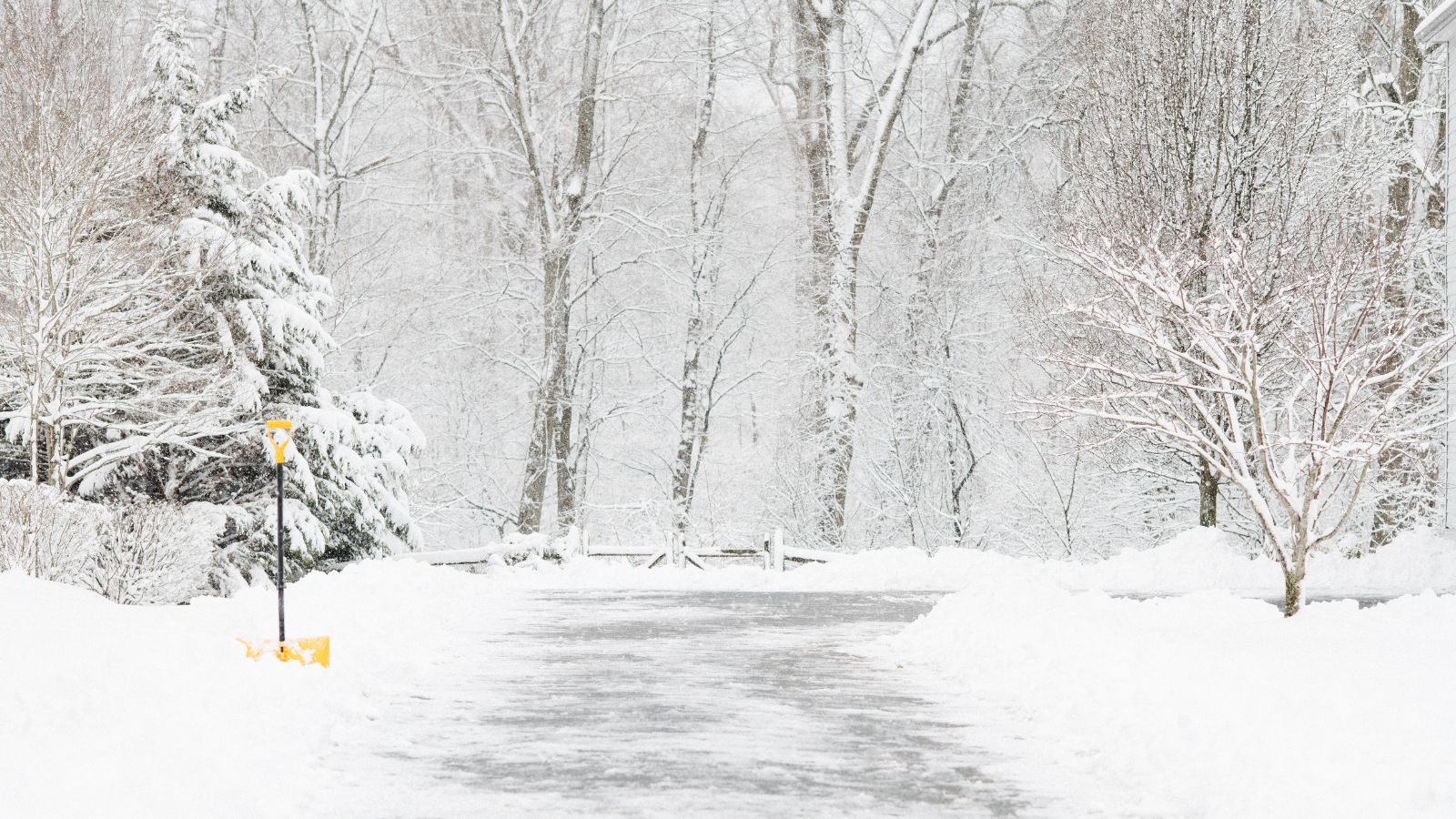 Verschneite Auffahrt