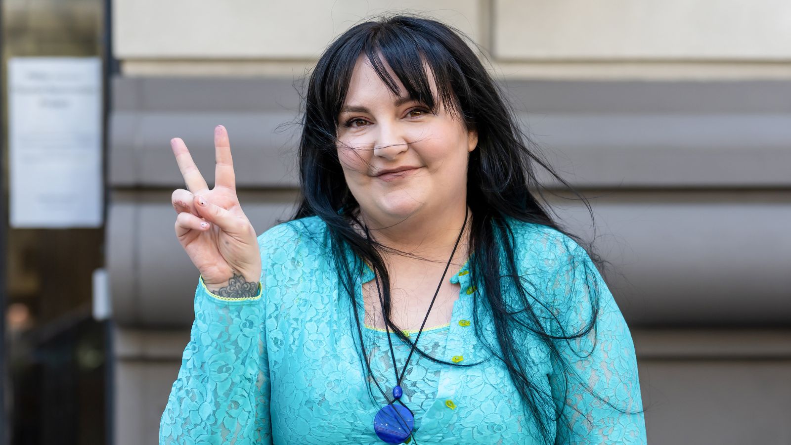 Lena Dunham auf grauem Hintergrund