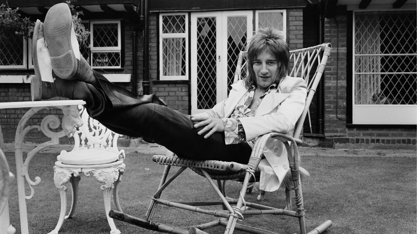 Rod Stewart in seinem Garten in den 70er Jahren